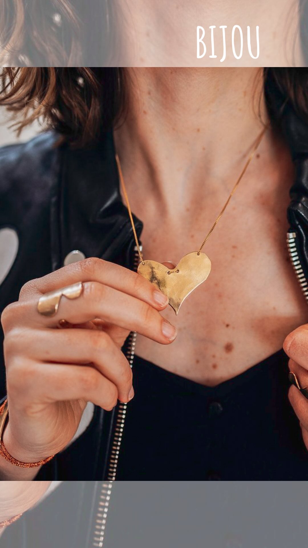 💗 Ils sont de retour !…Ils sont là !
Les bijoux Cœur de Matisse, que vous m’avez beaucoup réclamés, reviennent pour un mois tout particulier 💗
En cette période d’Octobre Rose, je suis heureuse de vous proposer ces pièces uniques et symboliques, disponibles uniquement jusqu’au 31 octobre.
🤍 10% de l’ensemble des ventes de ce mois seront reversés à l’association HOPE @association.hope qui œuvre pour accompagner les femmes touchées par la maladie et le cancer en particulier. Voilà quelques années maintenant que je participe à Octobre Rose avec HOPE, chère à mon cœur, et cette année tout particulièrement (🫶). C’est pourquoi j’avais envie de vous faire plaisir et dans l’objectif de faire le maximum pour cette belle association et ces femmes qui se battent.
🌸 Porter un bijou Cœur de Matisse, c’est offrir bien plus qu’un bijou :
c’est un geste de soutien, d’amour et d’espoir 🌱
👉 Disponible dès maintenant sur le site www.elluce.fr , en édition limitée.
Et toi, Octobre Rose ça te parle ? Raconte moi en 💬
#creatricebijoux#artisanebijoutiere#bijouxfaitsmain#femmeactive#paumaville64#paillettesdansmavie#mamanepanouie#chargementaledesfemmes#jaimelavie#etresoimeme#cadeaumariage#petitsbonheurs#40ans#confianceensoi#maternité#moderesponsable