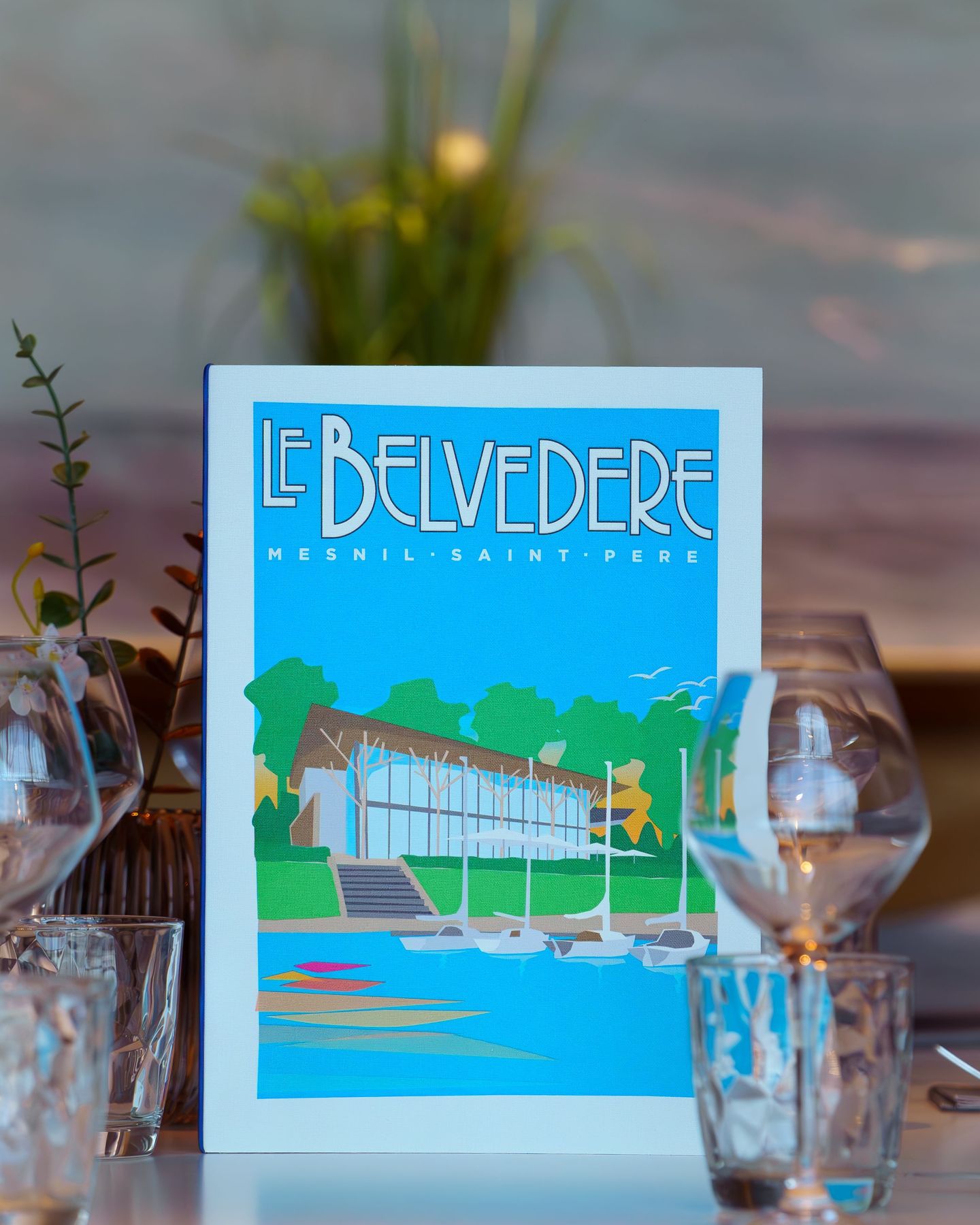 Une carte aux couleurs du lieu, reflet d’une cuisine de saison à déguster les yeux tournés vers le lac 🌊