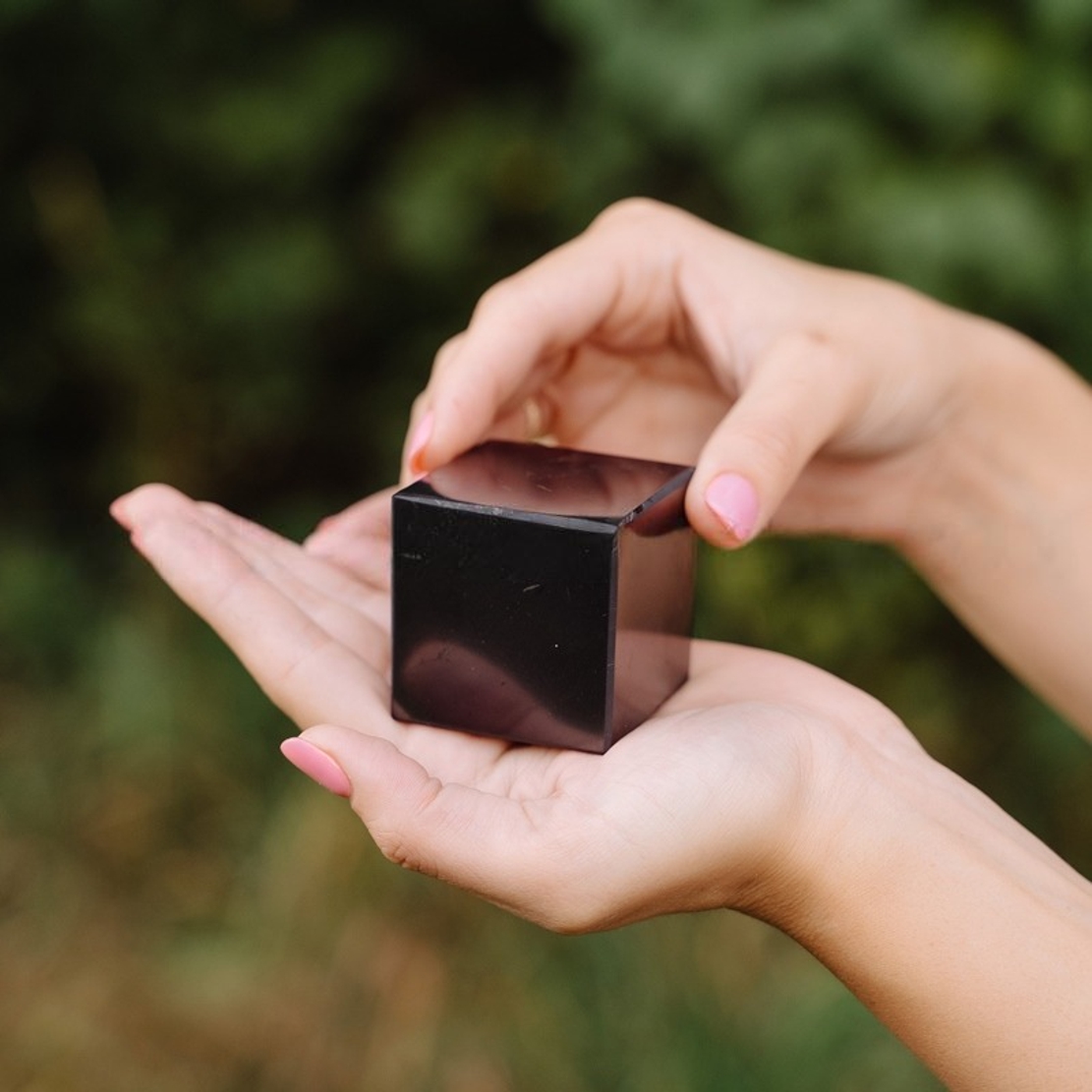 🔲✨ CUBOS DE SHUNGITA — PULIDOS & SIN PULIR ✨🔲
Pequeñas reliquias de la tierra, talladas por el tiempo. Cada cubo es un encuentro:
• Pulido — tacto sedoso, negro profundo y brillo que invita al contacto. 💫
• Sin pulir — arista cruda, energía directa y presencia ancestral. 🌿
¿Por qué llevarte uno?
• Aporta presencia a tu espacio: escritorios, altares o mesas de noche se llenan de intención. 🕯️
• Un objeto para tocar, respirar y volver al centro cuando todo se acelera. 🧘♀️
• Perfectos para regalar: elegante, místico y con historia. 🎁
👉 Elegí tu estilo: minimal urbano (pulido) o conexión terrenal (sin pulir).
📩 Consultanos stock y tamaños por DM o en el link de la bio. Envíos seguros y packaging para regalo.
🖤 Tu espacio de bienestar natural
#PulidoVsNatural #CubosDeShungita #Shungita #ShungiLife #BienestarNatural #DecoraciónMística #RegalosConAlma
