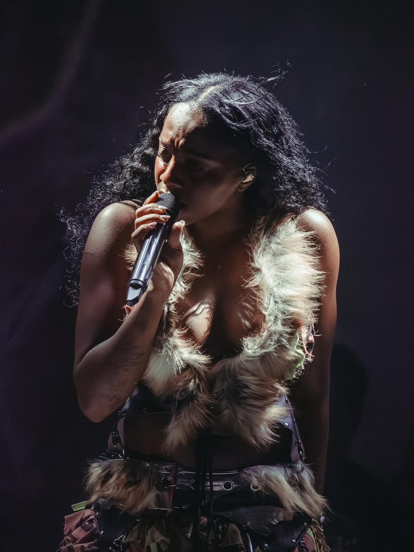 Rachel Chinouriri (@rachelchinouriri) estreou no Brasil com casa lotada no Cine Joia. Teve samba, emoção, parabéns em português e um final na plateia ao som de “Never Need Me”.
Pra conferir a resenha completa e mais fotos acesse nosso site! 🩷✨
✍️ Mari
📸 @carolmarins.jpg
#rachelchinouriri