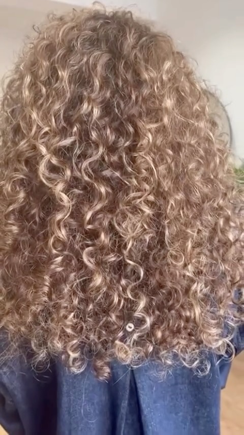 Painted to move with your curl pattern, not against it ✨
Sian did free hand highlights placing each one visually to complement the natural curl pattern.
The result? Beautiful natural looking highlights
Book your free colour consultation today
🔗 in bio