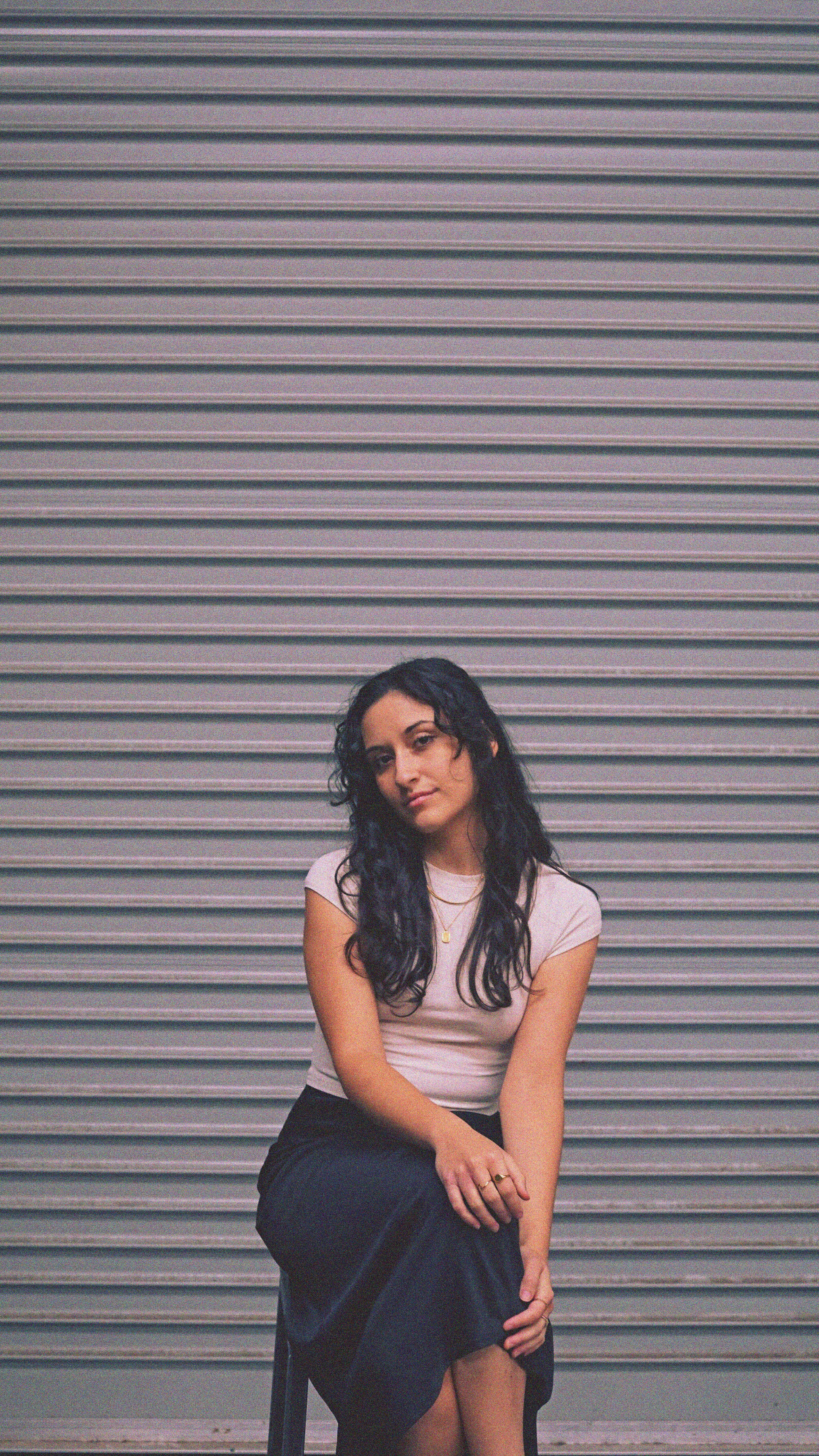 On her new EP ‘Lessons Learnt’, @abbeylane_music traces the winding path of early adulthood with tenderness and insight, offering six intimate reflections on what it means to evolve, to unlearn, and to begin again.
Blooming in different shades, these songs burst with the bright defiance of indie rock, all shimmering guitars and propulsive drums, while others slip into softer spaces built on slow-burning alternative pop.
Chatting to @pipinandtheducks, Abbey chats about creating the EP, making music and current inspirations 🌺