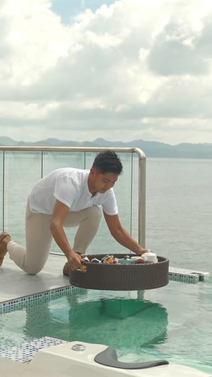 Step into Salepan Villa, designed for your closest circle. With butler service, private plunge pool, and panoramic Culion views from the roof deck, every moment is effortless.
🌴 244 sqm. | 2 bedrooms | Glass-bottom floors
🥂 Welcome champagne & treats
🛶 Kayaks, snorkeling & bikes included
Book direct: sunlighthotelsandresorts.com/setir-book-now