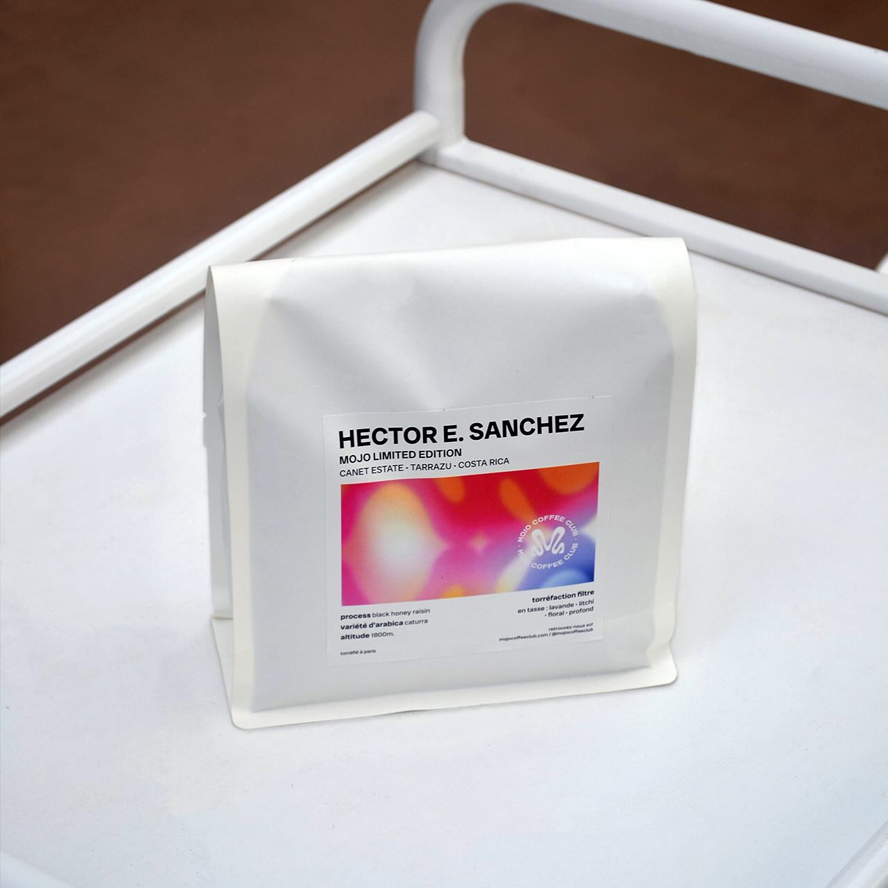 🌸 MOJO LIMITED EDITION - Hector Esteban Sanchez
Nous sommes fiers de vous présenter la toute première référence de notre gamme LIMITED EDITION : un lot signé Hector Esteban Sanchez, produit au Costa Rica.
MOJO LIMITED EDITION, ce sont des cafés rares et précieux, issus des plus beaux micro-lots de la saison. Des profils aromatiques surprenants, délicats, floraux et d’une grande complexité.
Ici, l’expérience gustative prend toute sa dimension grâce à un process post-récolte exceptionnel et ultra-moderne : le black honey raisin.
👉 Les cerises de café sont d’abord séchées pendant 3 jours jusqu’à ressembler à des raisins, puis dépulpées et reséchées. Résultat : une double fermentation qui décuple la richesse aromatique et la complexité en tasse.
notes : lavande, litchi, floral
profil filtre
dispo en 250g, 500g, 1kg
échantillons disponibles, écrivez-nous !
tarifs et infos en MP ou par mail (bouton “nous contacter” sur notre profil)
#mojocoffeeclub #slowcoffee #roastingcoffee