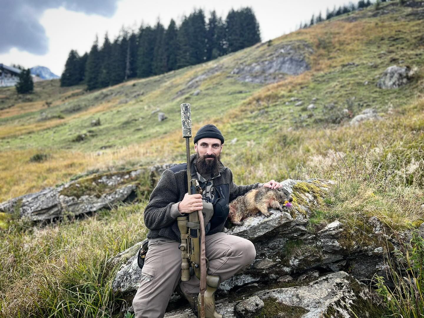Waidmannsheil! Die SAKO S20 kann einfach was! Tolles Gerät für die Hochjagd im Kanton Bern. 🌿Buona caccia! Il SAKO S20 è semplicemente un ottimo fucile per la caccia nel Cantone di Berna.#marmotta #sako #s20