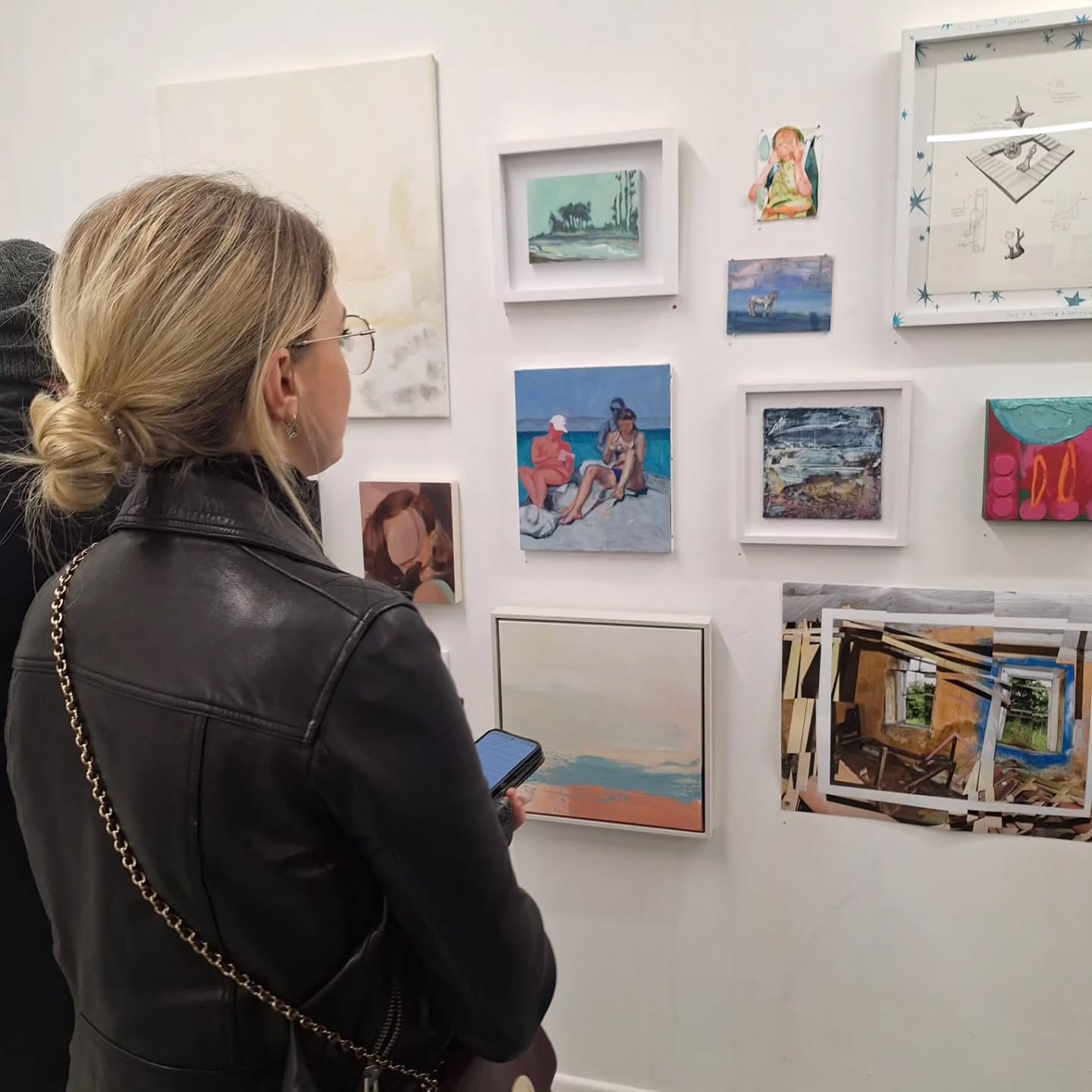 Tonight's opening night at @arcadestudiosbelfast was unreal, congrats to @sophiacampbell.art for putting the show together 👌 great to see my painting there among so many other amazing works!!
Guys the show is on until 30th October, you really need to go see it!
#belfastexhibition #belfastartist #arcadestudios #groupshow #artnight #supportlocal #latenightartbelfast #abstractpainting #abstractartist #smallpaintingexhibition #belfast