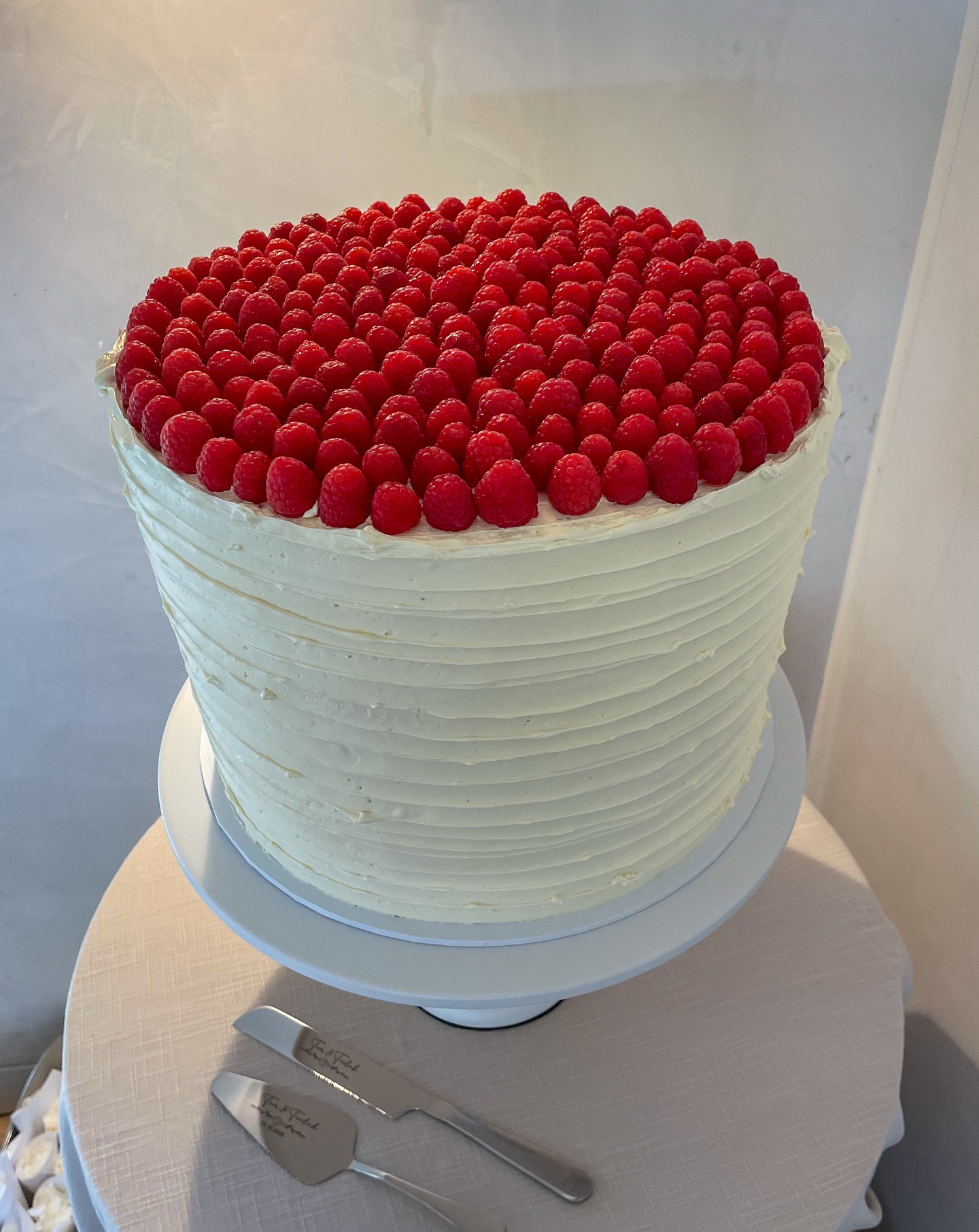 โLove is sweet โ and so is this raspberry-topped dream.
#wedding #cake #southcoastweddings #thecovejervisbay #amberblossomcakes