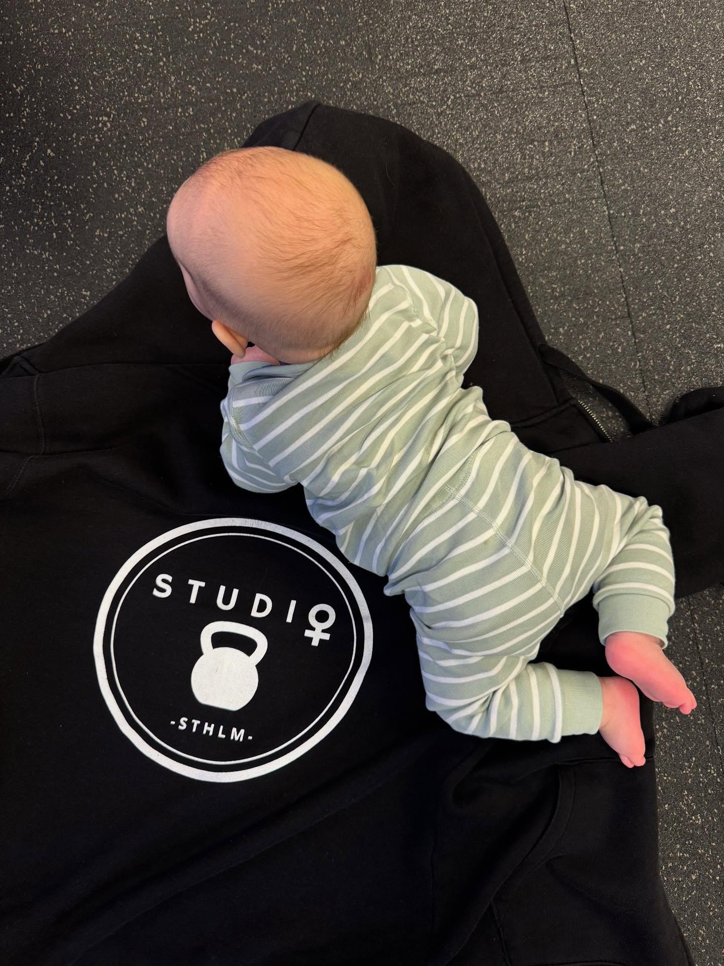 HAR DU BOKAT ÄN?
Nu finns det bara ett fåtal platser kvar till @studioq.sthlm Bootcamp som startar 13 oktober 💪🏽
4 veckor med massa av träning!
Vi erbjuder träning för dig som är gravid GRAVIDSTARK & GRAVIDYOGA
För dig som är nybliven mamma och vill ha en trygg start från början så rekommenderar vi Stark Mamma 1 som startar med Workshopen "Träning efter Graviditet"
För dig som vill träna i våra fortsättningsgrupper har vi Stark Mamma 2, 3, & 4 - en trygg & stabil utveckling för din kropp 🫶🏽
Stark Kvinna är vår senaste nyhet, vår kurs där vi går igenom baslyft som mark, knäböj, olika typer av pressar och en massa annat så du kan känna dig GYMREDO 🏋️♀️
För dig som vill träna innan/efter jobbet utan barn så är våra FYSGRUPPER & STARK KVINNA (utan barn) den bästa lösningen! Träna hur många dagar inverkan du vill - vi har klasser måndag - lördag 💪🏽
Läs mer om våra grupper på hemsidan, länk hittar du i bion, eller släng iväg ett DM 💌
Hoppas vi ses 💪🏽💙