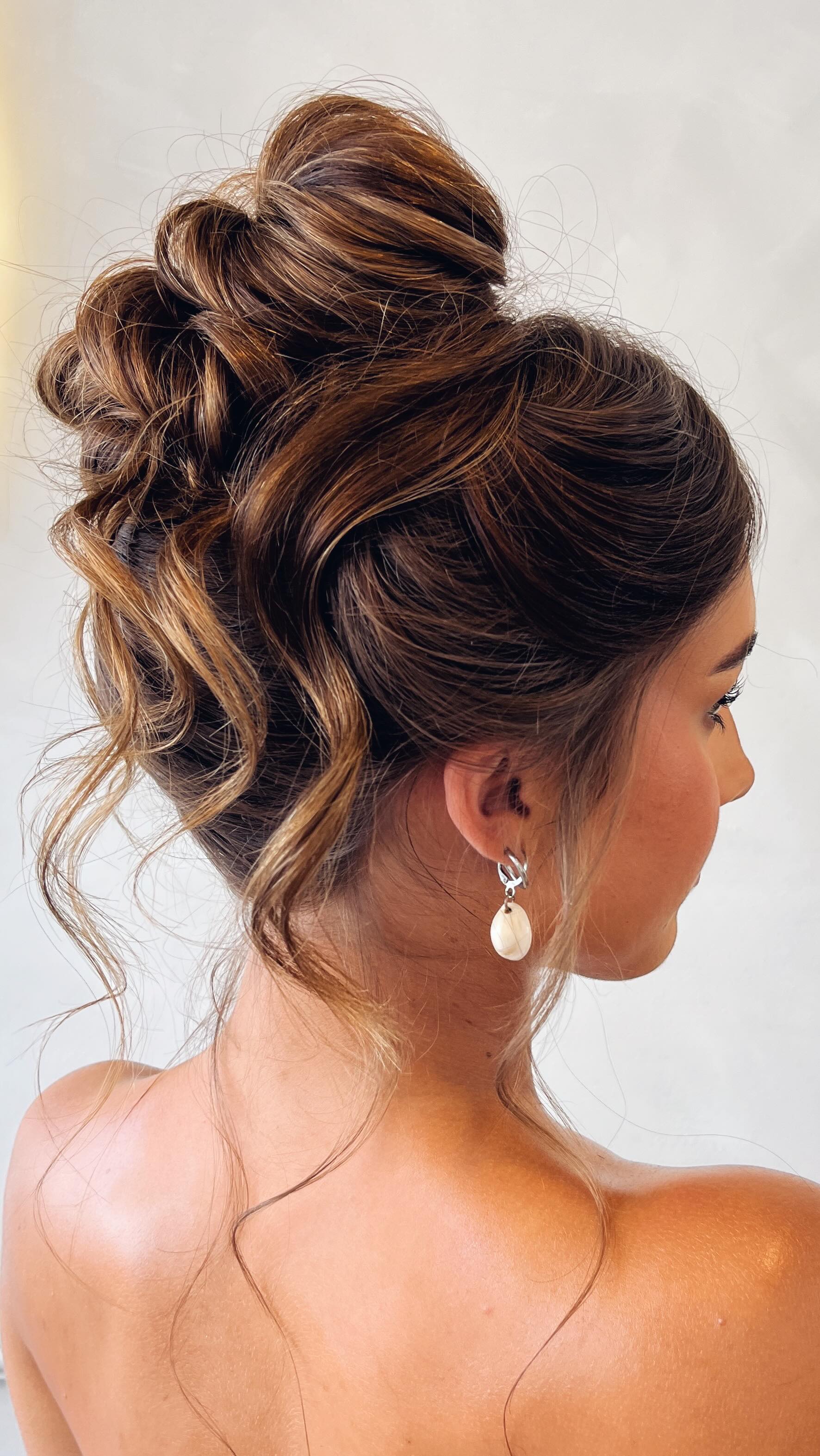 Trial vs Wedding Day ✨
Your trial is the perfect chance for us to get to know each other and play around with styles you love. What you decide at your trial isn’t set in stone, it’s all about finding what feels most you.
If you want to tweak or switch things up on the big day, that’s absolutely fine!
On your wedding morning, I’ll always do a little consultation to check if you’d like to make any changes. If you’re thinking of a completely different look, especially with added extensions, a second trial might be the best option so you feel 100% confident.
I always recommend a trial, as it’s the only way to see how a style works with your hair, extensions, accessories or veil 💫
💌 2026 Brides - Please fill out my enquiry form via the link in my bio
💌 2027 Brides - Join my waitlist via the link in my bio, my books will be open January 2026
.
.
.
#bridalhairstylist #destinationbridalhairstylist #bridetobe #bridalhair #destinationwedding #ukbridalhairstylist #trendingbridalhair #timelessbrides #modernbrides #weddinghairstylist #europeweddings #bridaltrial #bridalhairtrial