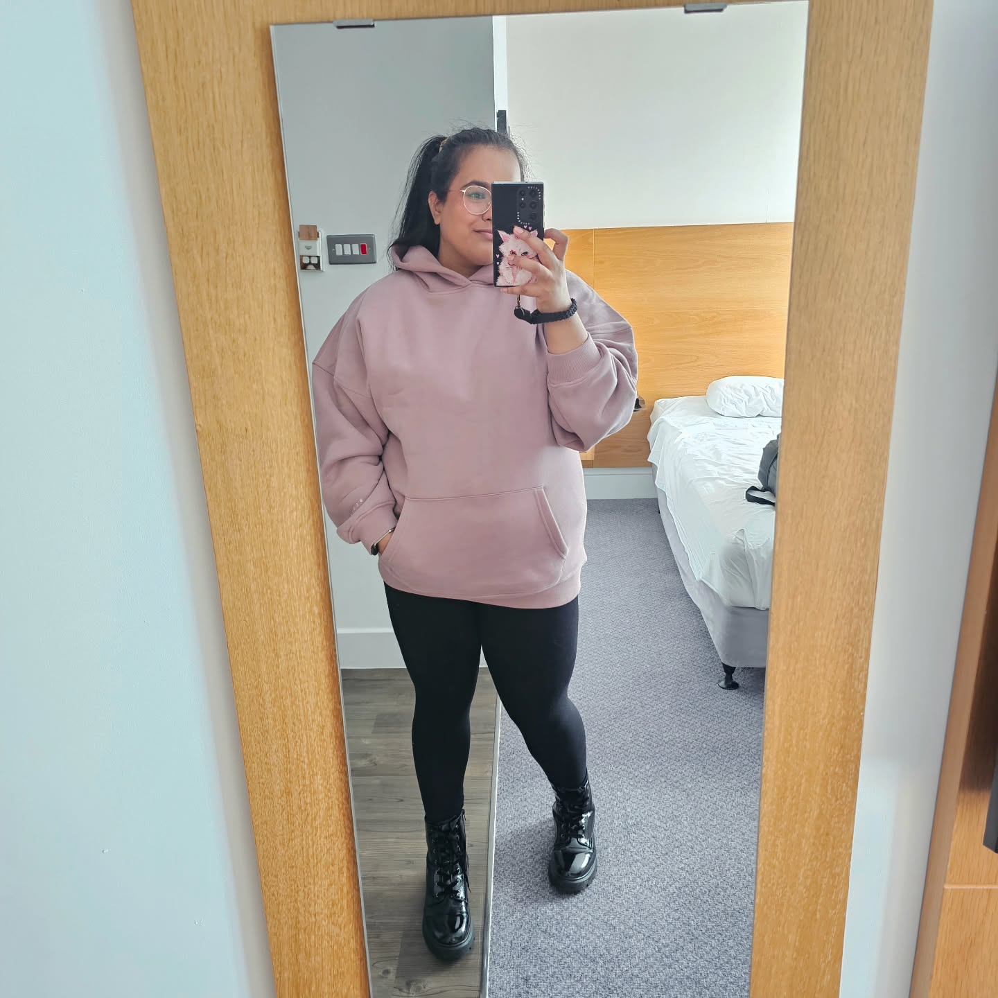 September was incredibly busy 🐝
1. Mirror selfie 🤳🏾
2. Pre concert fuel 😋
3. Obligatory photo of a pretty matcha
4. Our first concert together!
5 and 6. @lewiscapaldi
7 and 8. Trip to Parliament
9, 10 and 11. The publication of my first book chapter 🤯 and a little celebration
12. Word count update 👀
13. Is it really a monthly photo dump if I dont include a photo of Humphrey 🤣😻
14 and 15. Weekend bakes: brown butter chocolate chunk cookies and a eggless lemon drizzle 🍪