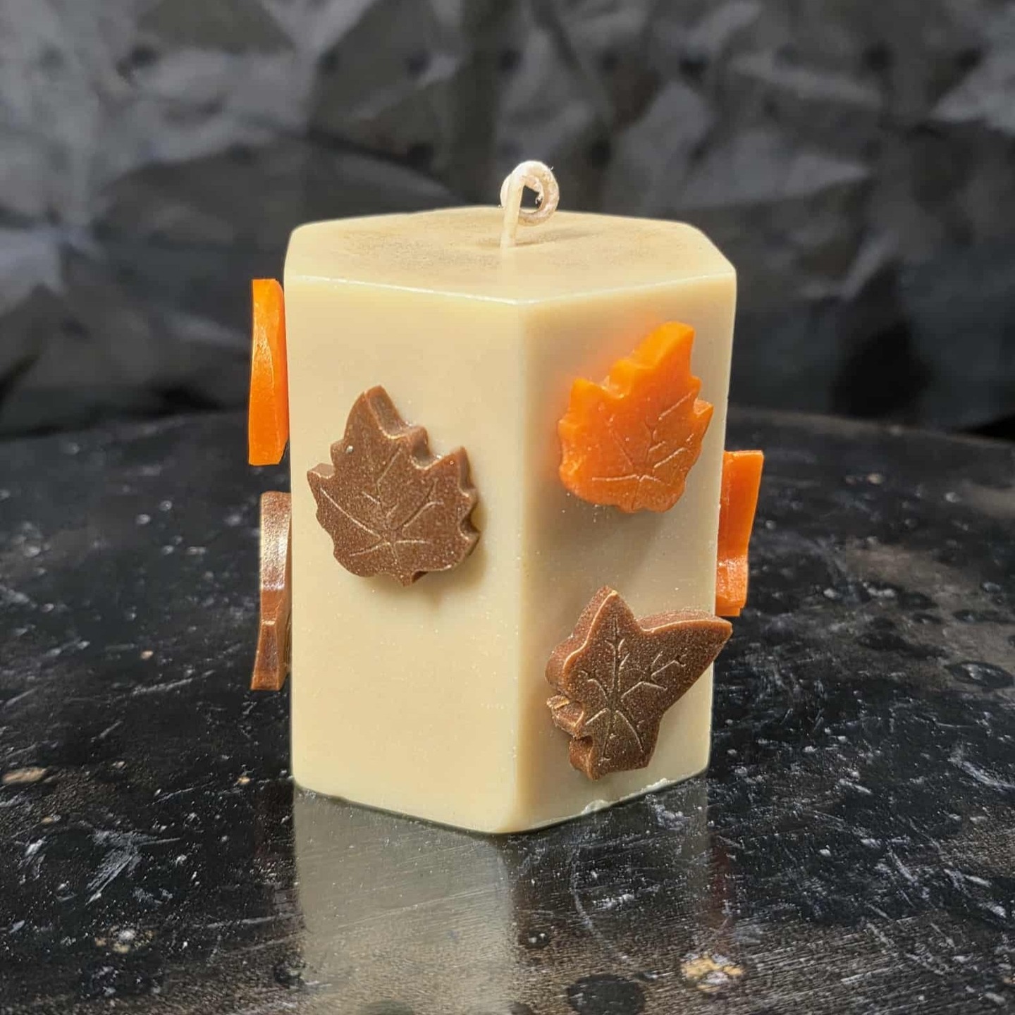 Fall is in the air! Well, not temp-wise but we can pretend. Celebrate fall with your favorite autumn scents from www.MelmadeScents.com
#candles #fallvibes #autumnvibes #melmadescents