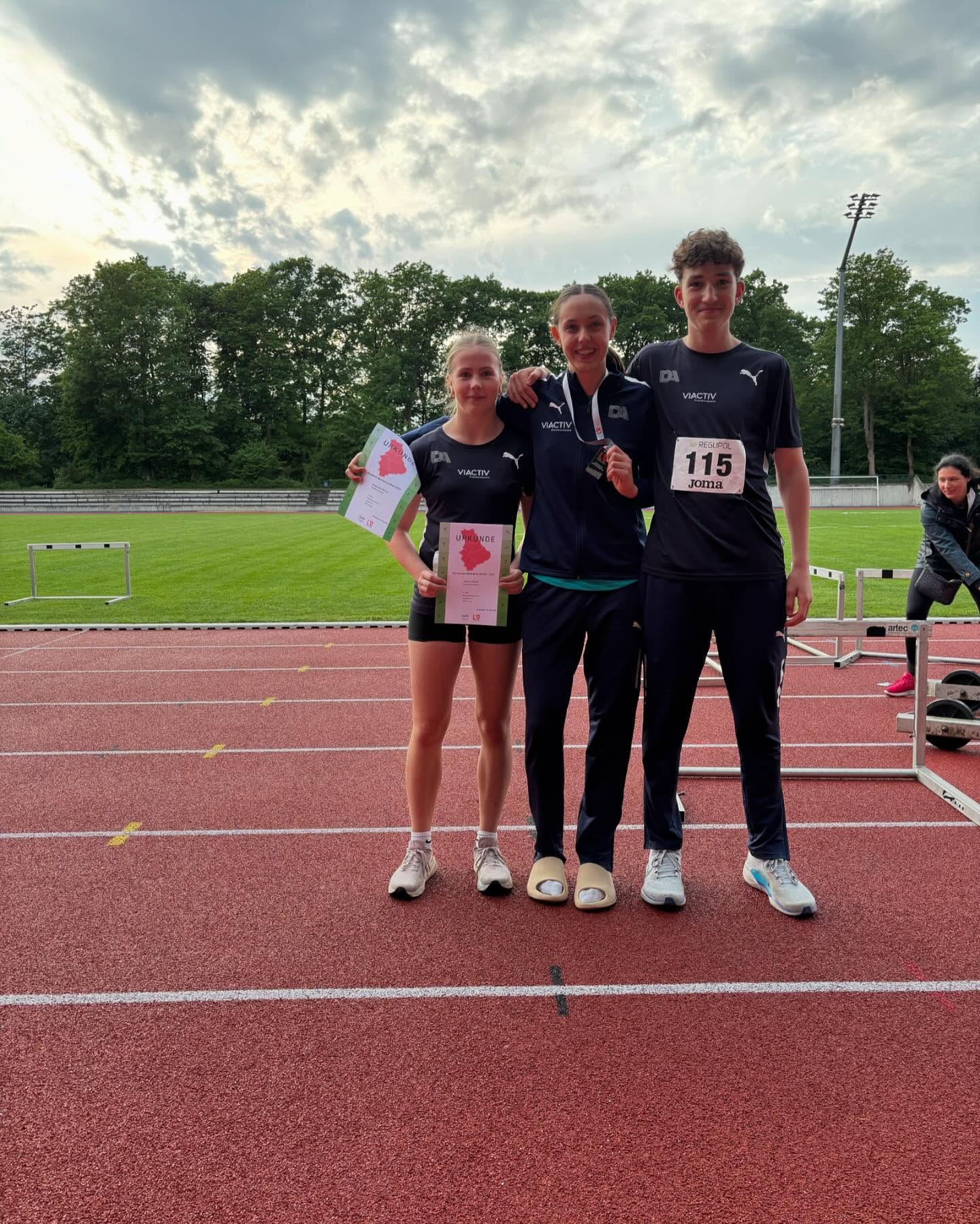 Starker Auftritt beim LVN-Regionsvergleichskampf! 💪🔥
Noah Vogelsang, Moritz Nigrin und Johanna Albrecht gingen am Wochenende für das Team Region Mitte an den Start. In diesem Jahr wurde nach einem neuen Modus gewertet: Drei von vier Versuchen wurden addiert und als Gesamtsumme in die Teamwertung übernommen – jeder Punkt zählte also doppelt!
Unsere Athlet*innen sammelten fleißig Zähler für ihr Team und wurden dafür belohnt:
🥈 Die Jungs erkämpften sich Silber
🥇 Die Mädchen entschieden den Vergleichskampf für sich
Glückwunsch an alle drei zu starken Leistungen und wichtigen Punkten für die Region Mitte! 👏🎉
#regionmitte #vergleichskampf #teamleistung #fasterhigherfurthertogether