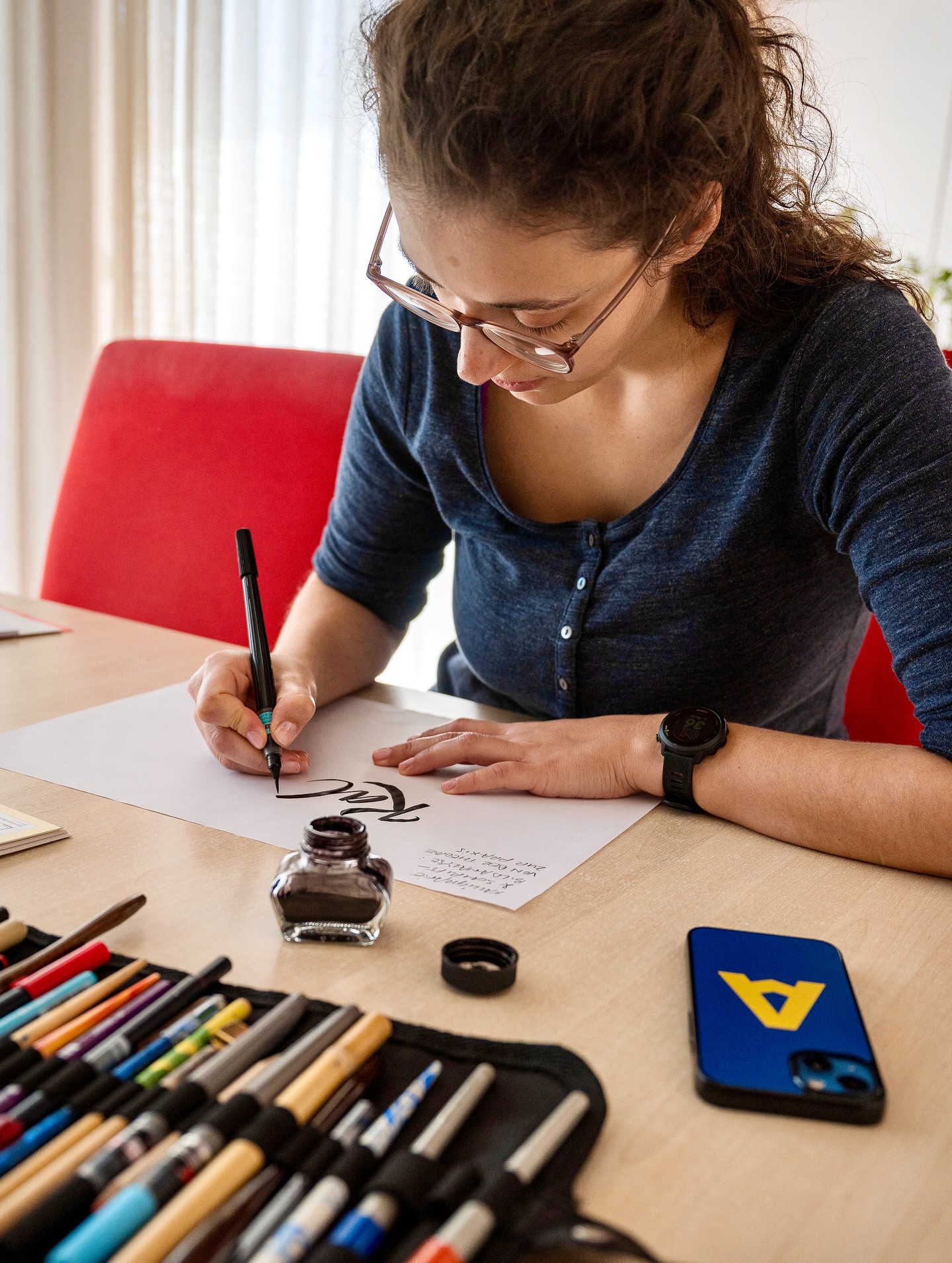 🍂✒️ Autumn vibes, getting ready for my calligraphy classes & fighting off the flu… somehow the perfect excuse for a little photoshoot. Guess that’s how creativity works sometimes. 🧡
#CalligraphyFun #CalligrafiaAltoAdige #KalligrafieKurs #kalligrafiesüdtirol #calligraphyteacher #Calligraphy
Photo Credits: @alpintype_grafikstudio