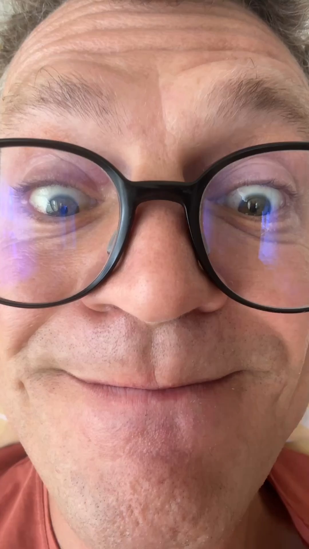 Update aus dem AKH ➡️ KUK 😞 🔜 🤐 🔜 🙃: Antibiotika waren zu wenig – heute musste dann doch der Gaumen aufgeschnitten und ein Abszess abgesaugt werden 🤯. Mein persönliches Horrorszenario – Betäubung hilft da nur bedingt.
👉 Geständnis: Ich bin bei sowas ein Hosenscheißer 🙈. Wer mich besser kennt, weiß: Ich kippe schon um, wenn’s ums Impfen geht oder jemand von einer OP erzählt. Kopfkino pur.
Heute hab ich überlegt, wie ich das endlich mal ohne Umfallen schaffe – kostet mich jedes Mal unglaublich viel Kraft. Vollnarkose wollte ich vermeiden. Die Idee: Mit ruhiger Atmung durch mein „Museum“ im Kopf spazieren – Bilder von meiner Traumfrau ❤️, den Kids 👨👩👧👦, Freunden 💚, besonderen Momenten 🖼️. Kein Drama, kein Knock-out. Für andere vermutlich ein Klacks – für mich ein echter Schlüsselmoment 🔑. Die Erkenntnis: Mein Museum ist nicht nur fürs Ende des Lebens da, sondern auch ein Werkzeug für schwierige Situationen im Hier und Jetzt.
⸻
✨ Meine Learnings:
1️⃣ Im Keim behandeln. Entzündungen sind kein Spaß. Ein Abszess tut höllisch weh – also rechtzeitig handeln.
2️⃣ Krankheit als Impuls, das hatte ich noch nie am Radar - Dahlke schreibt: Jede Krankheit ist ein Zeichen. Für mich heißt’s: kalibrieren – und fokussierter weiterfahren 🚀.
3️⃣ Es könnte schlimmer sein. Am Ende „nur“ ein kleiner Eingriff – ein Wink, keine Watschn.
4️⃣ Werkzeuge nutzen. Museumsgedanke vom Bucketlist Schmied + Atmung/Meditation (Joe Dispenza) + Fokus (Tony Robbins) = Waffe 💥.
5️⃣ Dankbarkeit. Für Gesundheit, Familie, Beziehungen, sinnvolles Wirken – und in diesem Fall besonders unser Medizinsystem. Alles nicht selbstverständlich.
6️⃣ AKH heißt jetzt KUK (Nachtrag 😀)
Auch wenn’s nicht auf der Bucketlist stand – dieser deppade Abszess hat mich vom „Erlebnis“ über Umweg zu einem Ergebnis geführt.
Danke ans Team im AKH 🙏 – und danke für die vielen Genesungswünsche. Dass mein letztes Posting 55.000 Menschen erreicht hat, war nicht geplant – aber vielleicht logisch: Ein Virus oder Bakterium will halt auch viral gehen 😅.
Am Weg der Besserung – und mit neuen Werkzeugen im Koffer 🧳💪.
#Gesundheit #Dankbarkeit #BucketlistSchmied #Learnings #MuseumDesLebens #AllesHatSeinenSinn