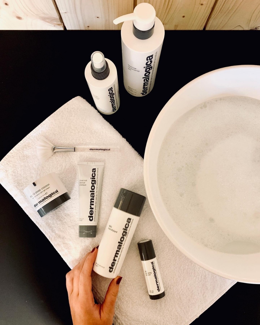 𝗗𝗲𝗿𝗺𝗮𝗹𝗼𝗴𝗶𝗰𝗮 𝘀𝗸𝗶𝗻 𝗿𝗼𝘂𝘁𝗶𝗻𝗲 ✨
Waarom ik zo'n fan ben en blijf van Dermalogica?
De producten zijn ontwikkeld door huidtherapeuten, volledig vrij van irriterende stoffen en altijd gericht op huidverbetering.
Zo kan ik voor elke huidconditie een persoonlijke routine samenstellen die écht werkt voor jouw huid.
Heb jij al eens een gelaatsverzorging van Dermalogica ervaren?
#dermalogica #skincare #skin #huid #huidverbetering #producten #creme #skincareroutine #routine