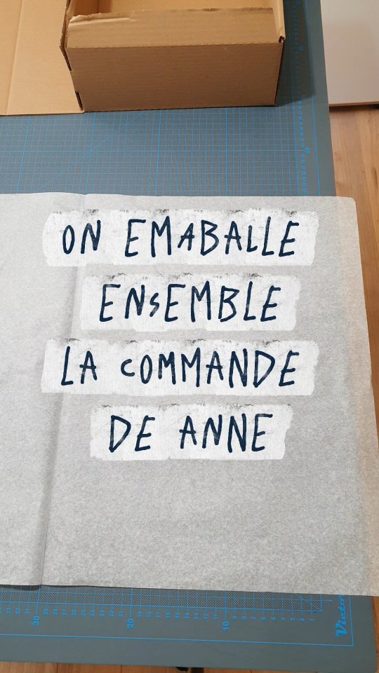 Cap sur Paris ! ✨
Aujourd’hui, un joli sac L'Inattendu prend la route vers sa nouvelle maison.
💌 C’est toujours un petit moment d’émotion de préparer chaque colis, avec soin et une pointe de fierté
💖 Derrière chaque emballage, il y a un bout d’atelier, un peu de moi… et beaucoup d’amour pour vous
👉 Et vous, où aimeriez-vous que je vous envoie votre prochaine création ?
#cousumain #expeditioncommande #femmecreatrice #faitmainavecamour #slowfashion #saccreateur #accessoiredemode #madeinfrance
---------------------------🤍---------------------------
Salut, je m'appelle Manon, j'ai créé ma marque de sacs et assessoires textiles pour faire briller toutes les femmes au quotidien!
Mes créations sont vos alliés pour chaque jour et dans toutes les circonstances 😘
Ici tout est cousu main pour sublimer votre quotidien.