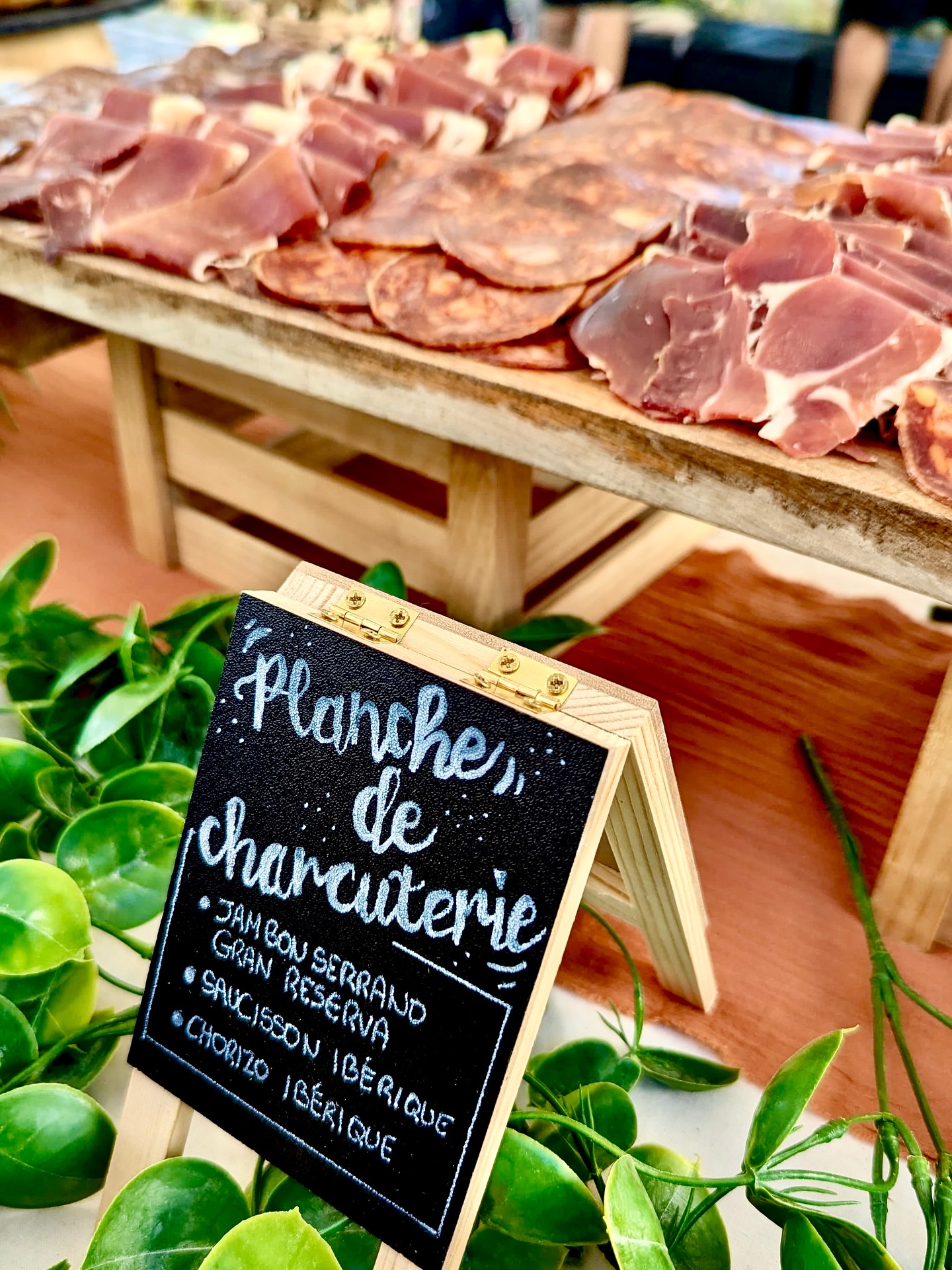 🚨 Alerte tentation 🚨
Voici la dream team de nos planches de charcuterie :
🥓 Jambon Serrano Gran Reserva
🌶️ Chorizo ibérique
🥩 Saucisson ibérique
Qui résiste 🤤 ?
#paella #montpellierfood #traiteurmontpellier #cuisineespagnole #spanishfood #foodielifestyle