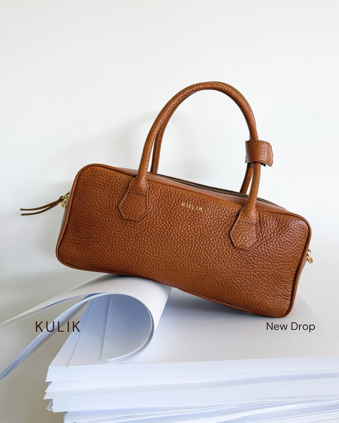 Nowy drop – Bagietka w kamelowym brązie
Klasyka w nowym wydaniu. Prosta forma, szlachetna faktura skóry i ten odcień kamelu, który rozświetla każdą stylizację. Torebka, która sprawdza się zawsze – w pracy, na spacerze czy w podróży.
To esencja jesiennej elegancji z nutą luzu – lekka, a jednocześnie charakterystyczna
Nowa Bagietka już dostępna. Link w BIO