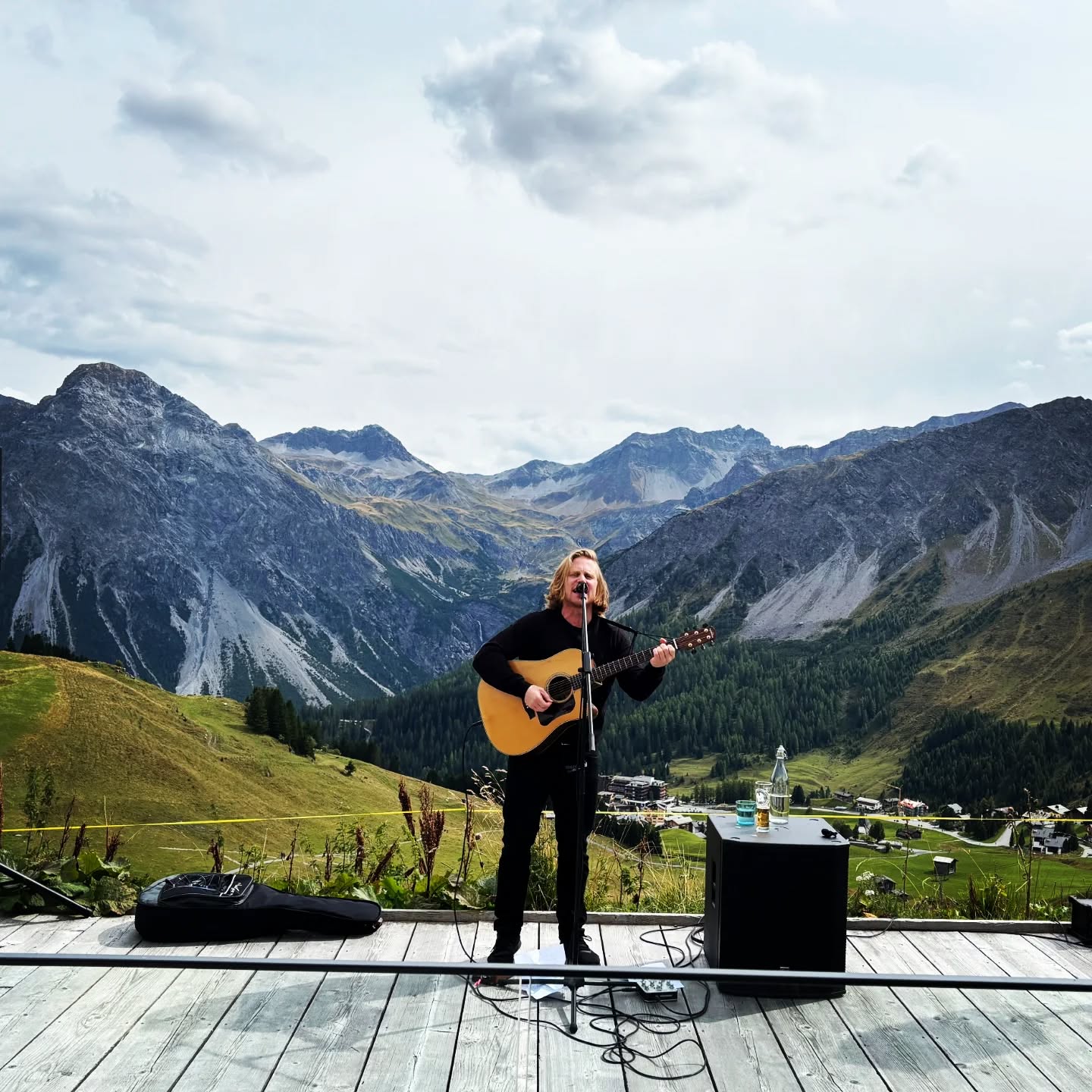 Epische Hintergrund uf de @alp_arosa 🏔🤩🎶
ade Hochzyt vom Reto und de Tina💍 Alles Gueti üch zwei💙🍀
Nächscht Weekend:
Fr. 10.10 ade Chilbi in Wollerau
Sa. 11.10 Hochzyt in Kandersteg BE
#arosa
#mountainmusic
#vocalsandguitar
#evergreens
#huerescheen