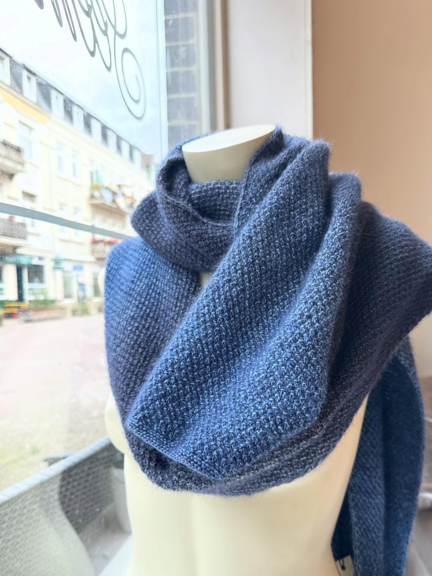 Ein Schal, schlicht und doch besonders – durch seinen sanften Farbverlauf und die besondere Kombination aus Garnen.
Gestrickt aus 2 Knäueln Schoppel Zauberflower und 4x Pascuali Mohair Bliss im großen Perlmuster.
Das Ergebnis: weich, luxuriös und gleichzeitig modern – ein Basic, das niemals langweilig wird.
Warum diese Garne im Seemannsgarn-Sortiment sind?
🌱 Schoppel Wolle steht für hochwertige Garne „Made in Germany“ mit besonderem Fokus auf Nachhaltigkeit, Regionalität und außergewöhnlichen Farbverläufen, die jedes Strickstück einzigartig machen.
🌍 Pascuali vereint edelste Naturfasern mit einem klaren Bekenntnis zu ökologischer Verantwortung, fairen Arbeitsbedingungen und Transparenz entlang der gesamten Produktionskette.
So wird aus Wolle mehr als nur ein Material: ein Stück Haltung, Achtsamkeit und bewusste Entscheidung für Qualität. 💙
Lieben wir! Und ihr?
#schoppelwolle #pascuali #handmadefashion #strickenmachtglücklich #strickliebe #nachhaltigstricken #slowfashion #seemannsgarnhamburg #pascualimohairbliss #schoppelzauberflower #basicstrick