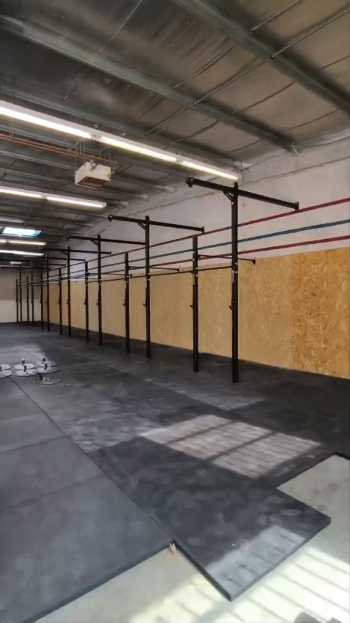 Il est en place ! 💪🥳🎉
Prêt à vous accueillir pour vos toes to bar, pull-ups, ring muscle-ups ! 🤸♂️🏋️♀️✨
Merci à @fitandrack pour l'installation 🔥👏👍