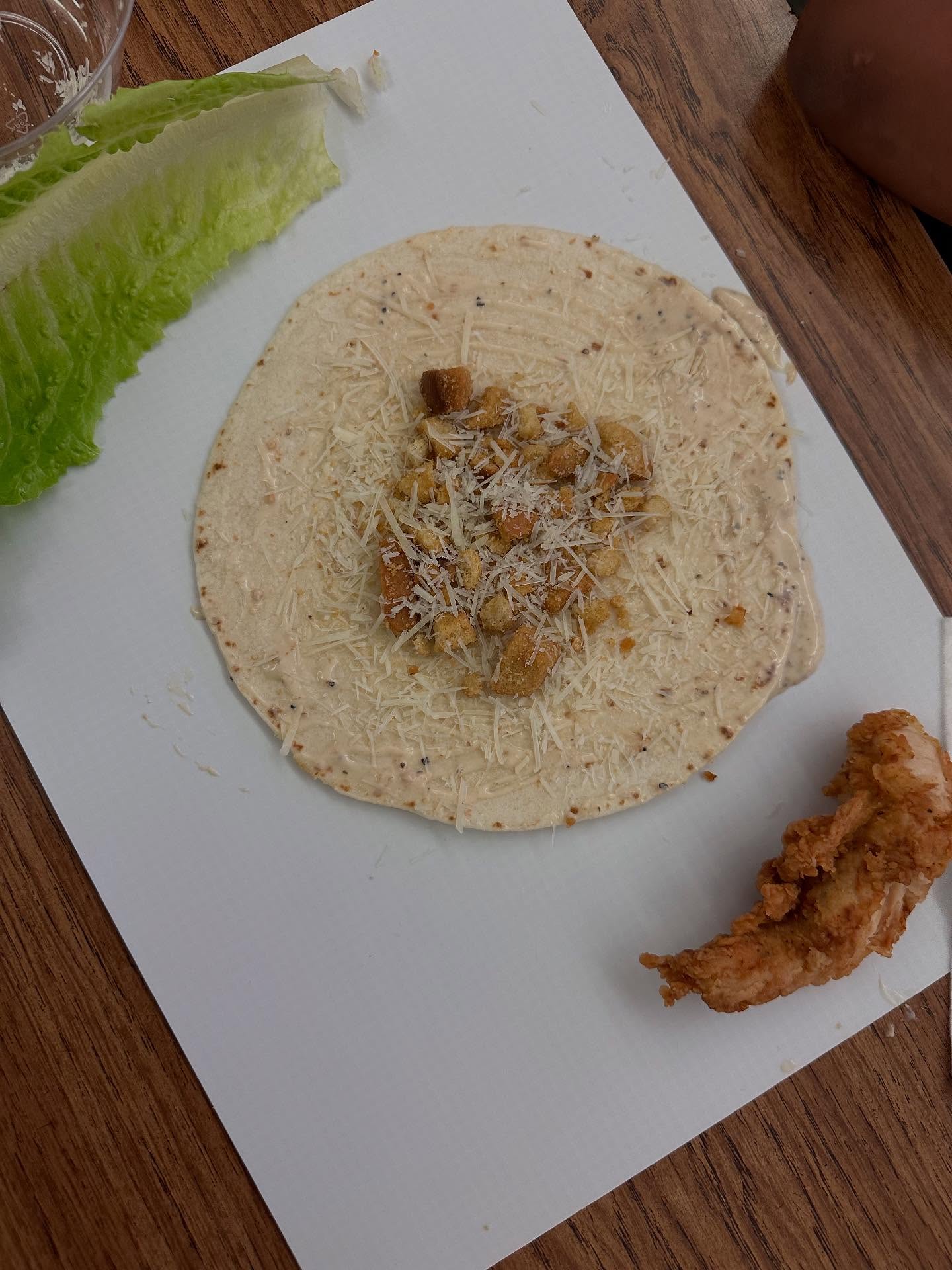 🌯✨ Snack time just got an upgrade! Our Fun Food Explorers whipped up Chicken Caesar Snack Wraps today, and the results were too good not to share! 😍
🥬 Health Boosts:
• Lean protein from chicken = strong muscles 💪
• Romaine lettuce = vitamin-packed crunch 🥗
• Whole grain wrap = lasting energy 🌾
🧑🏽🍳 Skills Learned:
• Spreading & rolling = fine motor practice ✋
• Measuring ingredients = early math skills ➕➖
• Following steps = building confidence & independence 🌟
Because healthy eating isn’t just about food—it’s about learning, growing, and having FUN along the way! 🚀💚