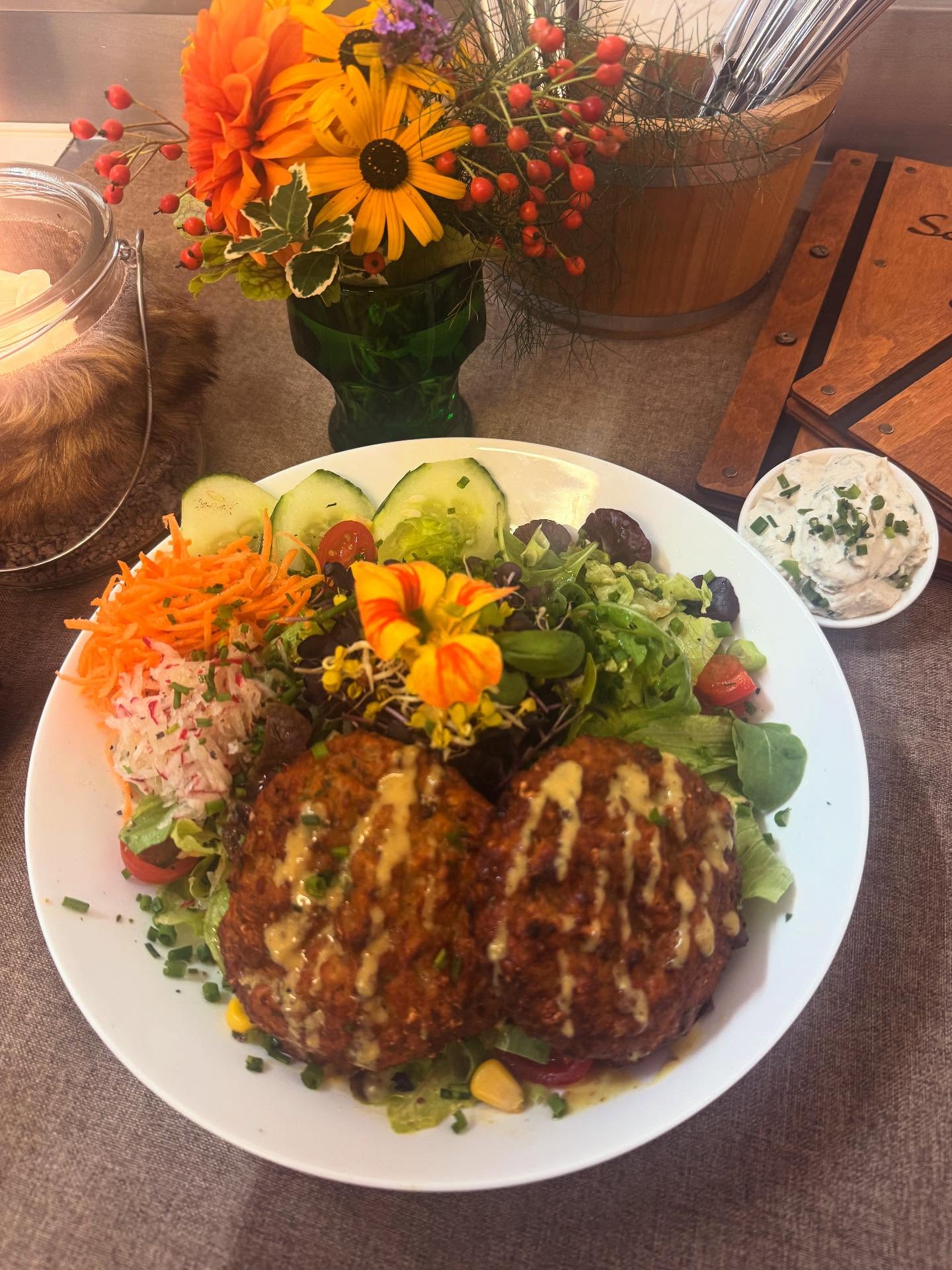 Hier kommt unser gemischter Salat mit selbstgemachten Kaspressknödeln und Soure Creme Dip!
Wir freuen uns auf Ihren Besuch! 🧀🥗🥒🥬
#soulfood #genussmomente #gasthausliebe #tegernsee #tegernsee_lifestyle #tegernseegehtaus #GasthausSchießstätte #Tegernsee #BayerischeKüche #HeimatGenießen #NeuAufInstagram #tegernseelove #tegernseetal #tegernseeerleben #tegernseeliebe #tegernseelifestyle #tegernseehell