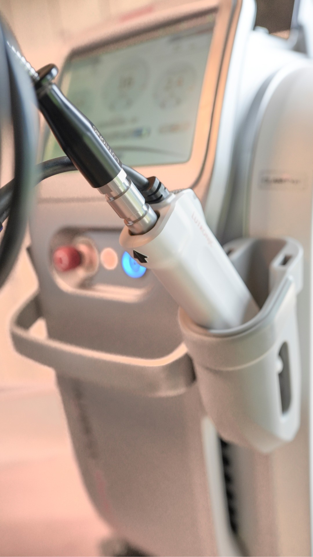 𝗜𝘁'𝘀 𝗹𝗮𝘀𝗲𝗿 𝘁𝗶𝗺𝗲 👓
Heb jij al de stap gezet naar laserontharing?
Er bestaan veel lasertoestellen op de markt, maar de kwaliteit maakt echt het verschil!
Jij wilt toch ook het beste voor je huid?
Ik koos bewust voor de nieuwe & geavanceerde Clarity II laser en dit is waarom:
✔️ Medisch toestel
✔️ Veel sneller & effectiever dan diodelasers
✔️ Comfortabel gevoel dankzij het ingebouwde koelsysteem
Boek eenvoudig je eerste afspraak online via de website (link in bio).
#beautybyeline #beauty #salon #laser #clarity #laserontharing #permanent #laserbehandeling #schoonheidsinstituut #ontharing