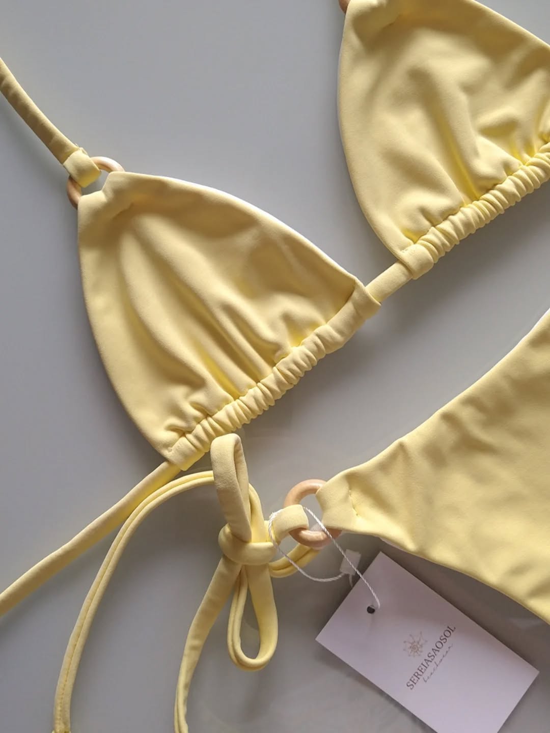 // a cor do momento 💛 nosso biquíni no amarelo manteiga, vem com detalhes de argolas que dão um charme pra essa peça.
. Disponível P M G
.
.
#bikini #biquinis #modapraia #mulheres