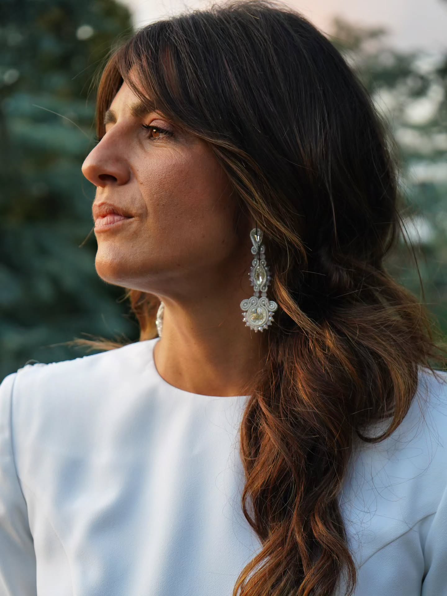 È sempre un tema di luci,
riflessi e armonia tra le forme.
Colori che si amalgamano perfettamente
tra di loro.
Il tuo accessorio sartoriale
che si abbina all'abito che segue le tue forme.
La perfezione ✨️
Scrivici per realizzare il tuo accessorio unico cucito a mano!
Abito @atelierrobertazorzetto
Modella @ladyjellifish
Ph. @federicazando 🤍
🌐www.desirea.shop
📍Forte dei Marmi, Milano, Montichiari, Parma
📩Per info visita il sito o scrivimi in chat o whatsapp 3395745254
#Desirea #Soutache #orecchini #matrimonio #wedding #bride #bridal
#MadeInItaly #Gioielli #FattoAMano #Jewelry