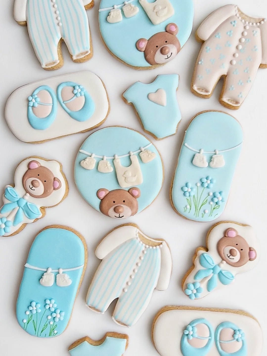 'Little bear's laundry day' cookie set for baby showers. One of four designs available soon on etsy....complete with little poem!
#babyshowergifts #babyshoweridea # babyshowercookies #cookieartist #graceandclover #babyboygift #itsaboy #edibleart #icedbiscuits #sugarcookies