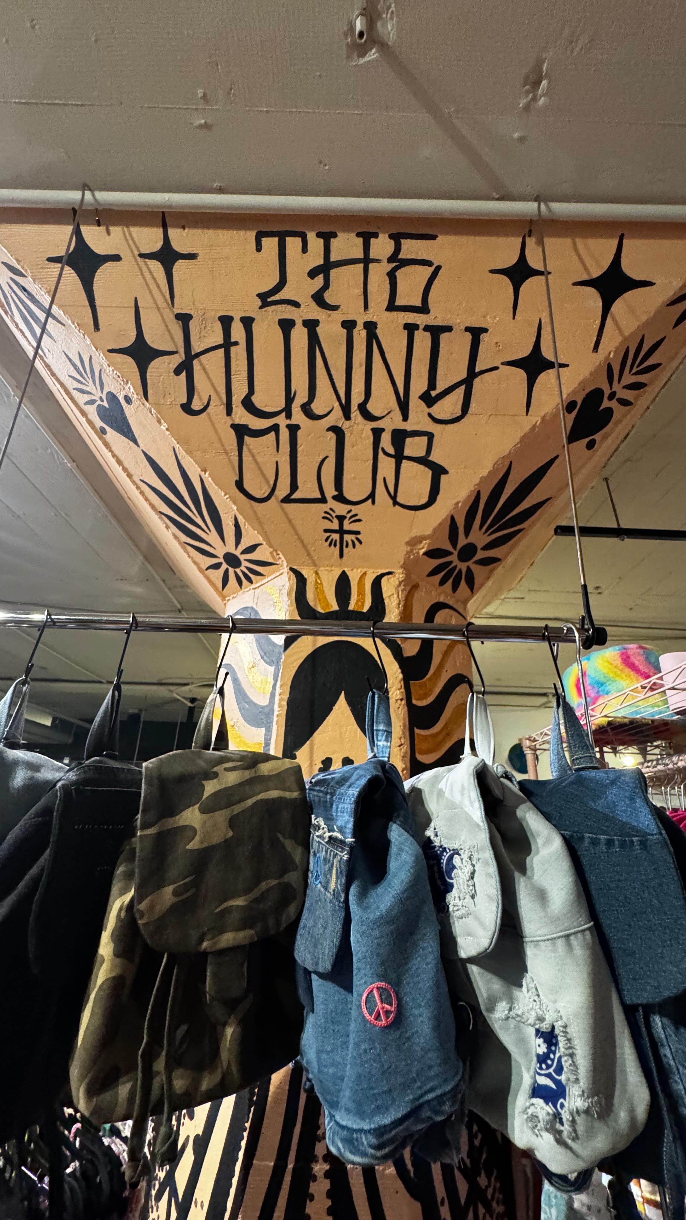 It’s official!! Shoppe Dreamy bags & pillows are now available at @theehunnyclub in Sacramento
♡
Check out this handmade/local designer focused products that’s got such a vibe you won’t find anywhere else in the Bay Area or Sacramento.
✿
A huge selection of our bags are on display ~ a ton of gift options for the holidays & special occasions for your baddie girlies ❤️🔥
#shoppedreamy #thehunnyclub #sacramentoboutique #baddieoutfits #latinvibes #handmadegiftshop #sacramentofashion #handmadefashionhunter