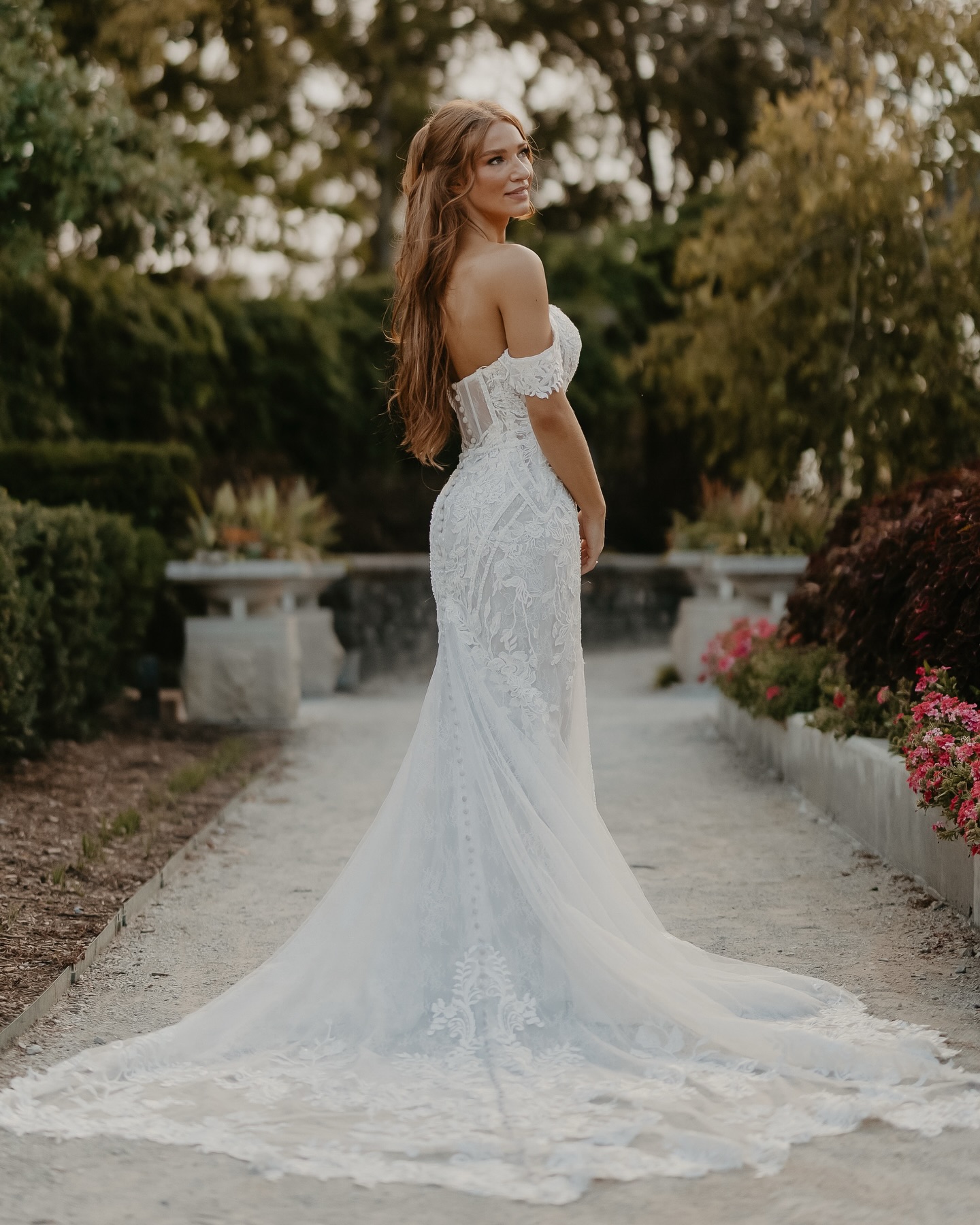 JENNA 🤍 the one where they get married at the @indianapoliszoo 🥰
my beautiful red-headed barbie that i’ve had the pleasure of providing makeup for at other weddings, and it truly never gets old getting to glam and yap with her, especially for HER day!!! 🫶
mua- @muachelseakay
assisting mua’s- @skintwinsaesthetics & @madhairmua
photo- @photographybymykalbailey
venue- @indianapoliszoo
hotel- @jwmarriottindy
#muachelseakay #indianapolisbride #indianapoliswedding #travelmua #professionalmakeupartist #cincinnatibride #louisvillebride #destinationwedding #indybridalmakeup #professionalbridalmakeupartist #travelmakeupartist✈️