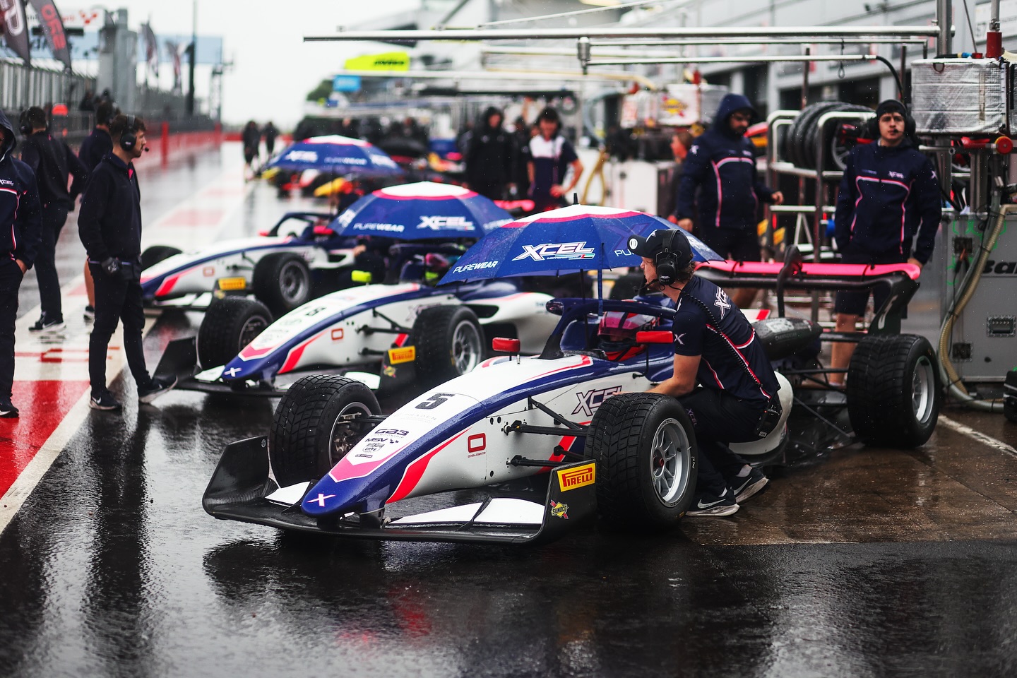 Great day for ducks. 🦆💦 Not so nice for our race cars.
Incredibly wet and windy day at both Brands Hatch and Donington Park! Solid efforts from our drivers in difficult conditions. Onto TQ tomorrow morning.
#xcelmotorsport #britishf4 #gb3 #brandshatch #doningtonpark