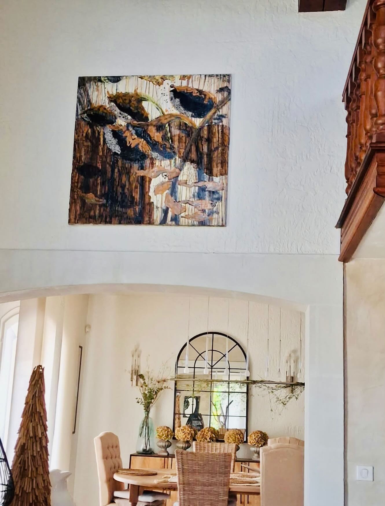 “𝙎𝙤𝙪𝙨 𝙡𝙚 𝙨𝙤𝙡𝙚𝙞𝙡 𝙚𝙭𝙖𝙘𝙩𝙚𝙢𝙚𝙣𝙩”
mixed media on canvas, 1m x1m
Il a enfin trouvé sa place !!! De l’avoir exposé à l’Atelier N°58 a boosté sa visibilité et après des dizaines de commentaires élogieux, le pas a finalement été franchi et ce tableau a quitté l’Atelier pour une somptueuse demeure des environs où un emplacement de choix, avec une très belle lumière, lui a été réservé : j’en suis ravie, je ne pouvais pas imaginer plus belle conclusion ! 🙏
#femmeartiste #contemporaryart #seekinspirecreate #jgrimo #upcycling #acrylicart #acrylicpainting #contemporaryartist #Atelier_N58