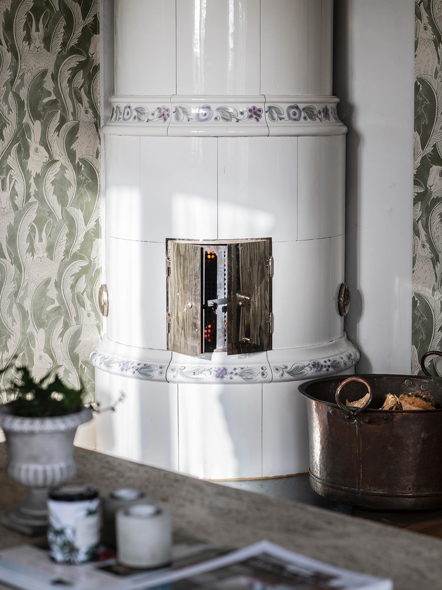 ”En höstresa med väninnorna för att plocka svamp och umgås i ett lugnt hus på landet”
Idag checkar detta gäng ut från vårt Airbnb-hus Tånga i de Halländska skogarna. Fyra väninnor som spenderat några dagar i vårt hus, tydligen har de som tradition att göra en gemensam höstresa - så mysig idé! Det är så roligt att få höra hur våra gäster har haft det och vad de har hittat på. Vi blir glada att husen är eftertraktade även efter högsäsong. Just nu har vi även ett tyskt gäng på plats i Hönshuset, även de har som mål att vara ute i naturen och vandra och ta det lugnt.
På vår hemsida ser ni alla våra hus. Välkomna att boka dem eller tipsa någon som skulle må bra av en lugn weekend på landet ☀️🍄🟫🍁
#airbnbsuperhost #airbnb #hyrstugapålandet #lantligthem #lantliv