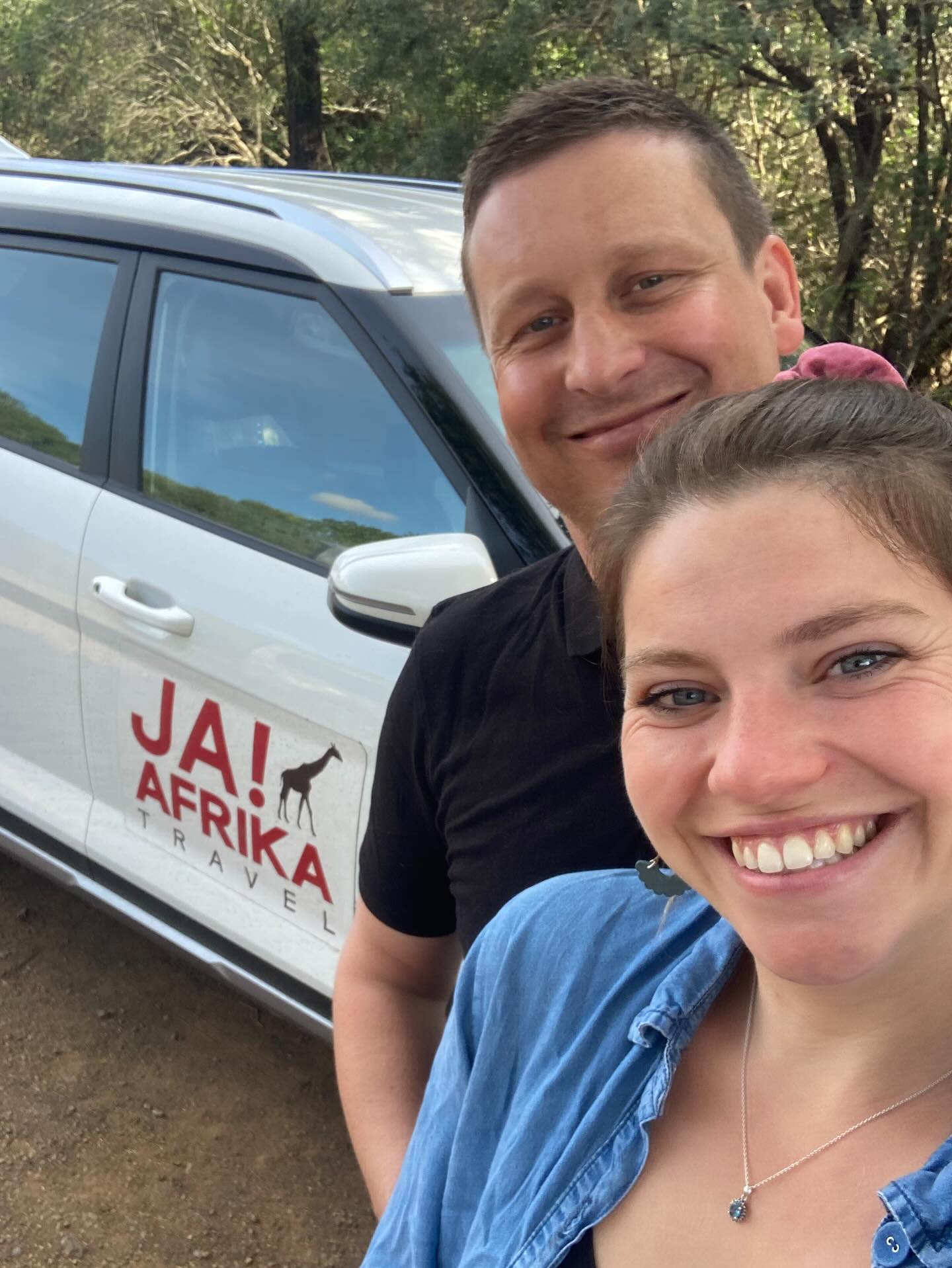 Tijd voor weer een ‘Lesje Afrikaans van Yara’! 🇿🇦
‘Robot’ = verkeerslicht.
Dus als iemand zegt: ‘Slaan links af by die robot’…
Niet schrikken. Je rijdt niet door een sciencefictionfilm, gewoon door Kaapstad. ⛰️🚗🚦
#Afrikaans #jaafrikatravel #zuidafrika #afrikaansismooi #taalweetje #taalkunst