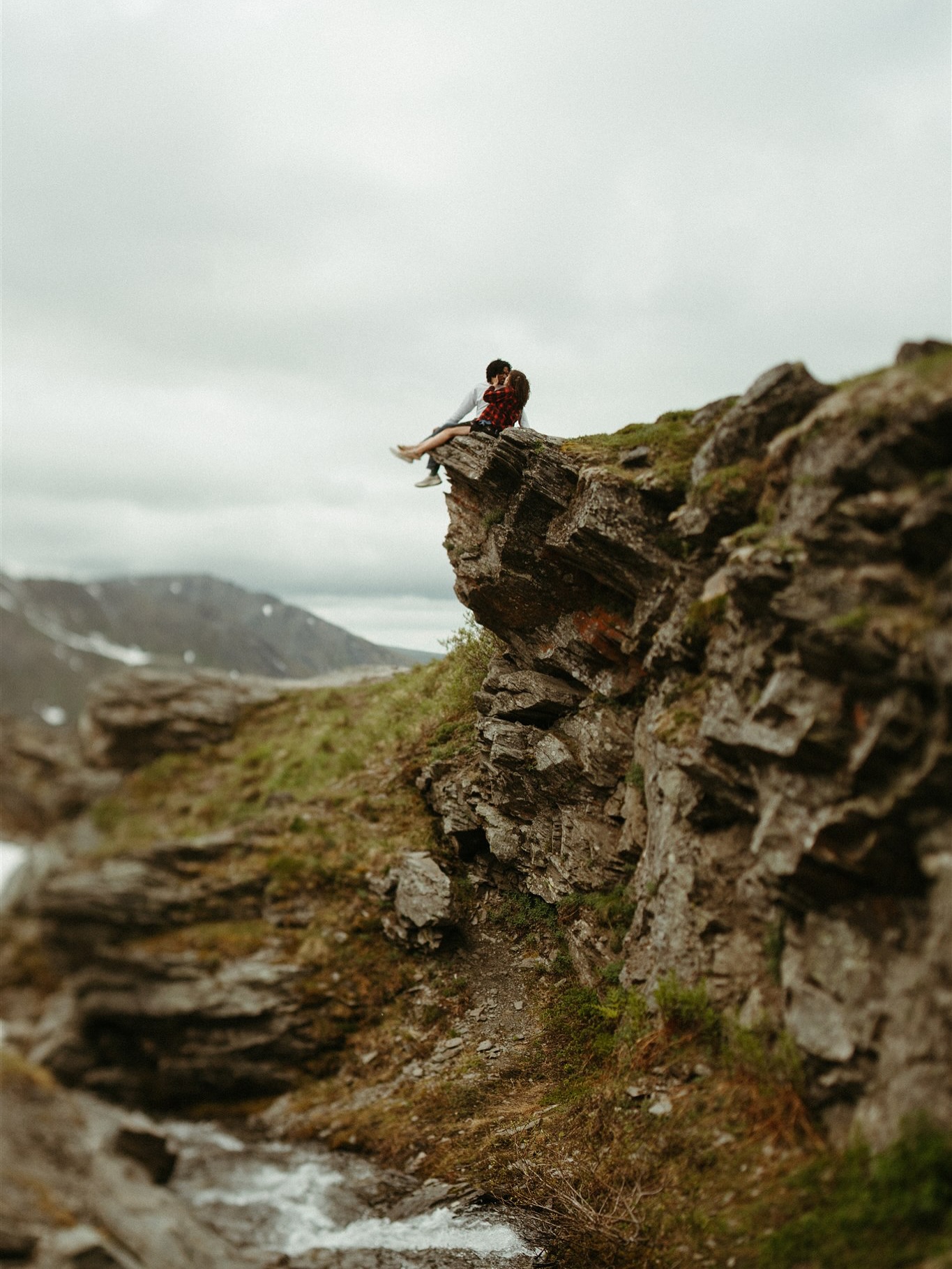 Windy, wild, and 100% worth it! Leah & Delaan engaged 💍⛰️
•
•
•
•
•
#alaskaengagementphotographer #alaskaelopementphotographer #alaskaphotographer #alaskaengagement #mountainengagement