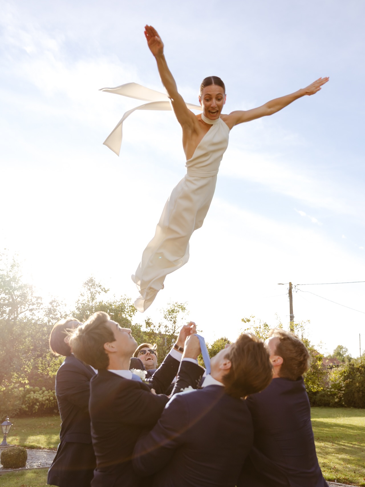 Un énorme merci à mes mariés d’être aussi fous que moi… et plus encore 🙌
Ce genre de photo, c’est clairement de l’adrénaline à l’état pur. Quand la team est prête à tout pour faire plaisir à la mariée (et la photographe/vidéaste)… quitte à se prendre un coup de pied en pleine figure 😂
C’est aussi ça que j’adore dans les mariages : cette énergie, cette joie et cette folie partagée qui rendent chaque reportage unique ✨
Et vous, vous oseriez vous envoler comme ça le jour J ? 🚀
——
#domainedelatraxene#melanievauryphotographe#futursmaries2026#photographemariageoise#weddingday