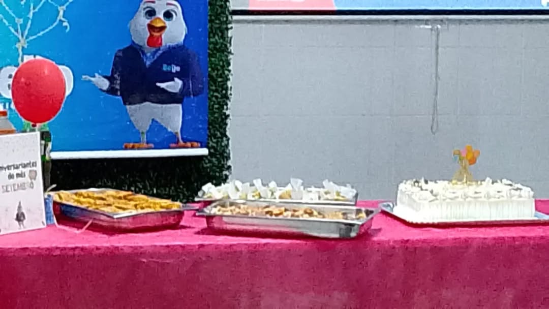 👯♀️ TBT com Amigos
TBT: porque algumas lembranças merecem ser revividas.
Que dia incrível ao lado dessas pessoas maravilhosas!
#tbt de hoje , fresquinho é de ontem, um mês termina com festa dos aniversariantes do mês de setembro, e outro começa, mas sempre será com amor e carinho e dedicação dos nossos diretores @eliseu_almeida_12 e @docarmosidmar .
Retornando ao tempo para reviver as aventuras que vivemos juntos!
#TBT #throwbackthursday❤️ #sindmassams #BelloAlimentos #frangobello #iguatemifoods #ThrowbackThursday #Memórias