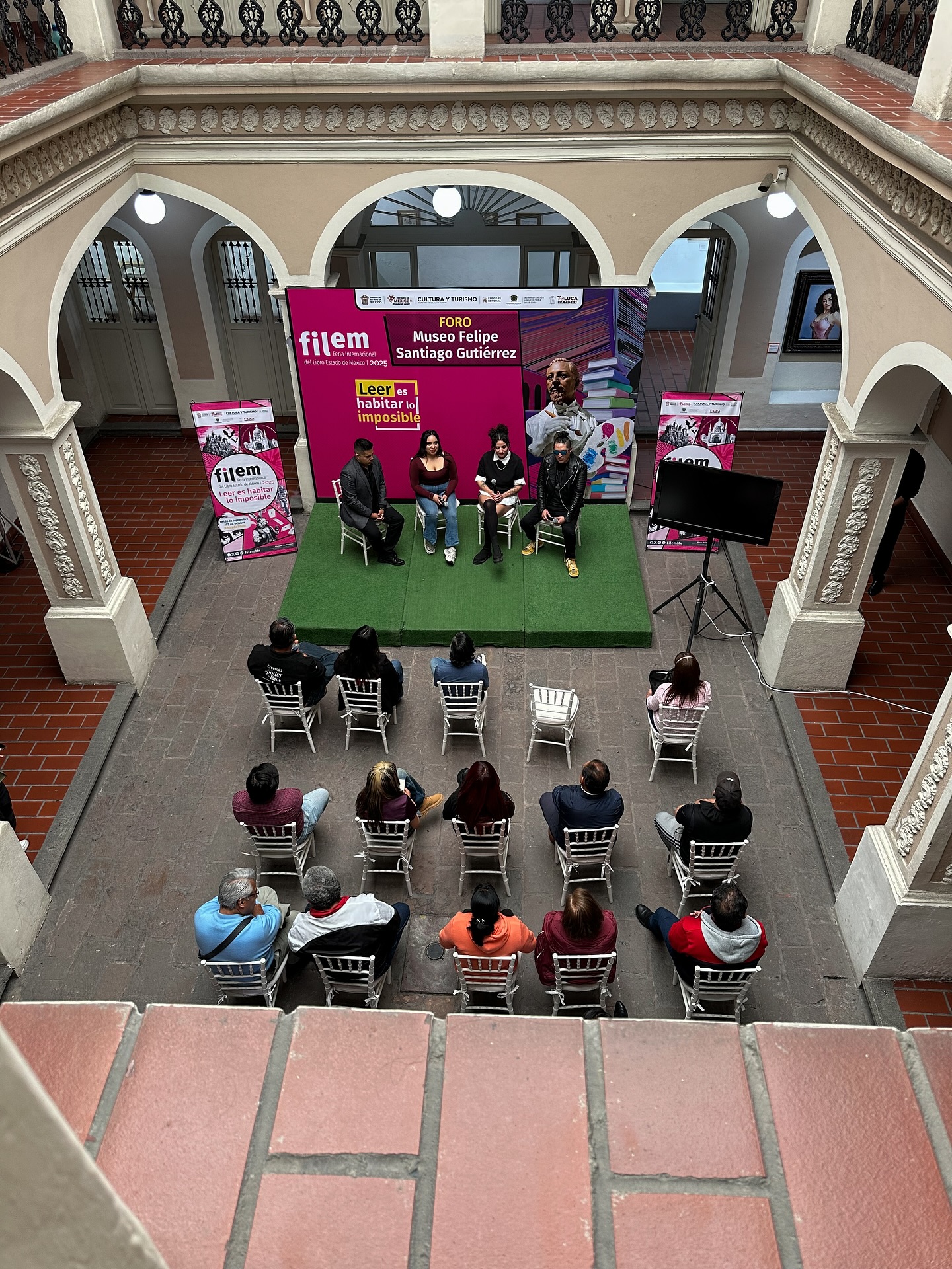 Nos vamos a poner un poquito emocionales:
Agradecemos enormemente la invitación a la charla: “Difusión cultural a través de las redes sociales” por parte de la Secretaria de Cultura y Turismo, en coordinación con la Universidad Autónoma de México , así como, a todo el equipo de la @filem_mx que hizo posible este espacio.
Y de antemano aprovechamos para recordar que ambas participantes representamos al equipo de @soyedomexa , que se ha construido a través de estos dos años con jóvenes de diversos municipios del Estado de México , inicialmente por puras morritas y más tarde, aperturandonos a más voces, no solo masculinas sino también que forman parte de las poblaciones LGBTIQ+. (Arriba la diversidad🏳️🌈)
Este reconocimiento es para:
@_dannyy_lux
@jacque.gfl
@ettevicx
@alexcastcap
@princesa0dette
Fernando López Martínez (que no tiene Instagram)
Y claro a toda nuestra comunidad, que a pesar de que en muchas ocasiones nos mantuvimos ausentes , hoy regresamos a buscar visibilizar las expresiones locales de cultura y arte, más allá de las malas noticias e invitarte a tener una perspectiva diferente de nuestro contexto social que en muchas ocasiones carece de igualdad.
Cada publicación no solo un pedacito de nosotrxs sino también una invitación a la deconstrucción de unx mismx.
Gracias. 🫰🏻✨
Lxs tqm.