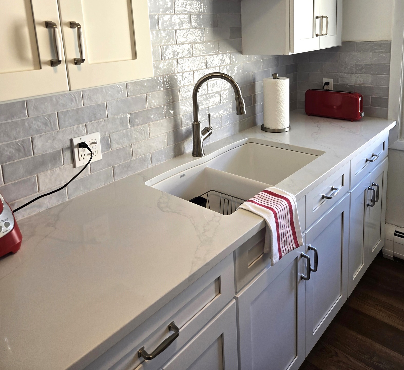 Brighten up your kitchen with the radiant beauty of our SDRI Quartz "Lustrous" 🌟
☑️Sleek + stylish finish
☑️Easy to clean & maintain
☑️Perfect for everyday living & entertaining
We have full slabs currently in stock ready for you to view and select along with plenty of other options!
📍940 Wellington Ave, Cranston, RI 02910
⏰Mon-Fri: 8:30-5pm / Sat: 9-3pm / Sun: Closed
☎️401-780-9639
🌐www.stonedepotofri.com
#quartz #quartzcountertops #lustrous #kitchen #kitchencountertops #stonecountertops #stonefabricator #whitekitchen #kitchendesign #whitecountertops #ri