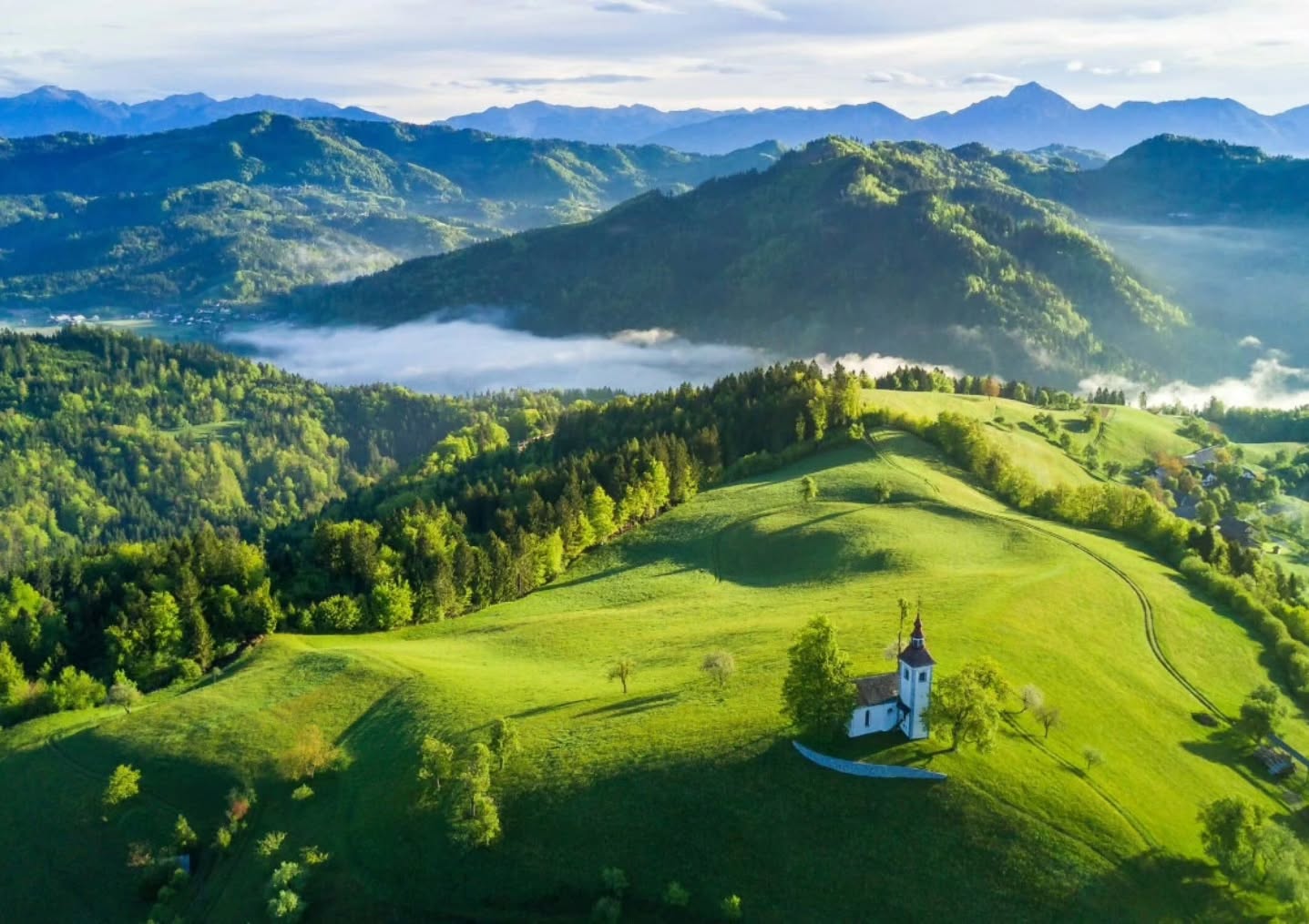 Sabias Que???
🇸🇮 Eslovenia es un país de Europa Central conocido por su naturaleza diversa, que combina montañas alpinas, bosques, ríos cristalinos y un pequeño acceso al mar Adriático. Forma parte de la Unión Europea y destaca por su calidad de vida y sostenibilidad.
• 📜Historia: Antiguo territorio del Imperio Austrohúngaro y luego de Yugoslavia; se independizó pacíficamente en 1991.
• 🏛️Capital: Liubliana.
• 🌍Estatus político: República parlamentaria.
• 🗣️Idioma: Esloveno.
• 👥Población: Aproximadamente 2 millones de habitantes.
• 💰Economía: Basada en manufactura, turismo, servicios, energía renovable y alta tecnología.
• 🎭Cultura: Influencias germánicas, mediterráneas y eslavas; rica tradición en música, literatura y arquitectura.
• 🌎Geografía: País montañoso con los Alpes Julianos, cuevas kársticas y salida al Adriático.
• ✨Datos relevantes: Es uno de los países más boscosos de Europa.
• 🌱Biodiversidad: Alberga osos pardos, linces y parques nacionales como Triglav.
#travel #travelling #viajes #diseñodeexperienciasdeviajes #Eslovenia #agenciaboutique
