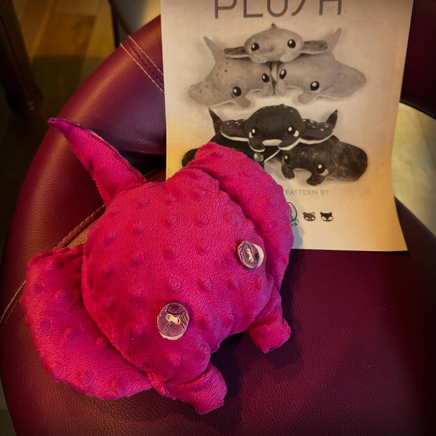 La jolie raie manta toute douce personnalisée d’après le tuto gratuit @sewdesune avec toujours les beaux boutons de @lili_pamplemousse achetés le week-end dernier au marché des potiers de @ville_de_milly_la_foret
#sew #patrongratuit #couture #doudou #doudoupersonnalisé #raiemanta #plush @mamzelle_angele2may