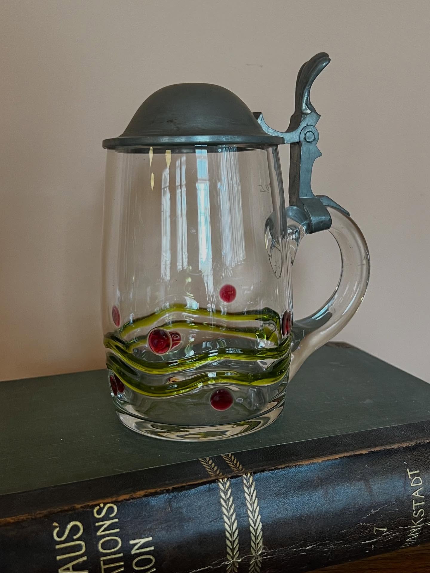 Im 19. Jahrhundert erlebten die Glashütten im Bayerischen Wald, Oberpfälzer Wald und Böhmerwald ihre Blütezeit. Namen wie Poschinger und Theresienthal sind nur die Bekanntesten.
Ich versuche deshalb niemals aus Bayern zurückzukommen, ohne wenigstens ein bisschen Glas im Gepäck zu haben...
3 Bierkrüge, Bayern/Böhmen um 1900
💫 💫 💫
In the 19th century, glassworks in the Bavarian Forest, Upper Palatinate Forest and Bohemian Forest experienced their golden age. Names like Poschinger and Theresienthal are just the most renowned.
That’s why I try to never leave Bavaria without at least a little glass in my luggage…
3 beer steins, Bavaria/Bohemia around 1900
#HistorischesGlas
#BierkrugLiebe
#BayerischerWald #Böhmerwald #OberpfälzerWald #Glashandwerk #Theresienthal #Poschinger #JugendstilGlas #Antikglas #Sammelleidenschaft #Kulturgeschichte #BayernLiebe #Glaskunst #Antiquedealersofinstagram #antiqueglas