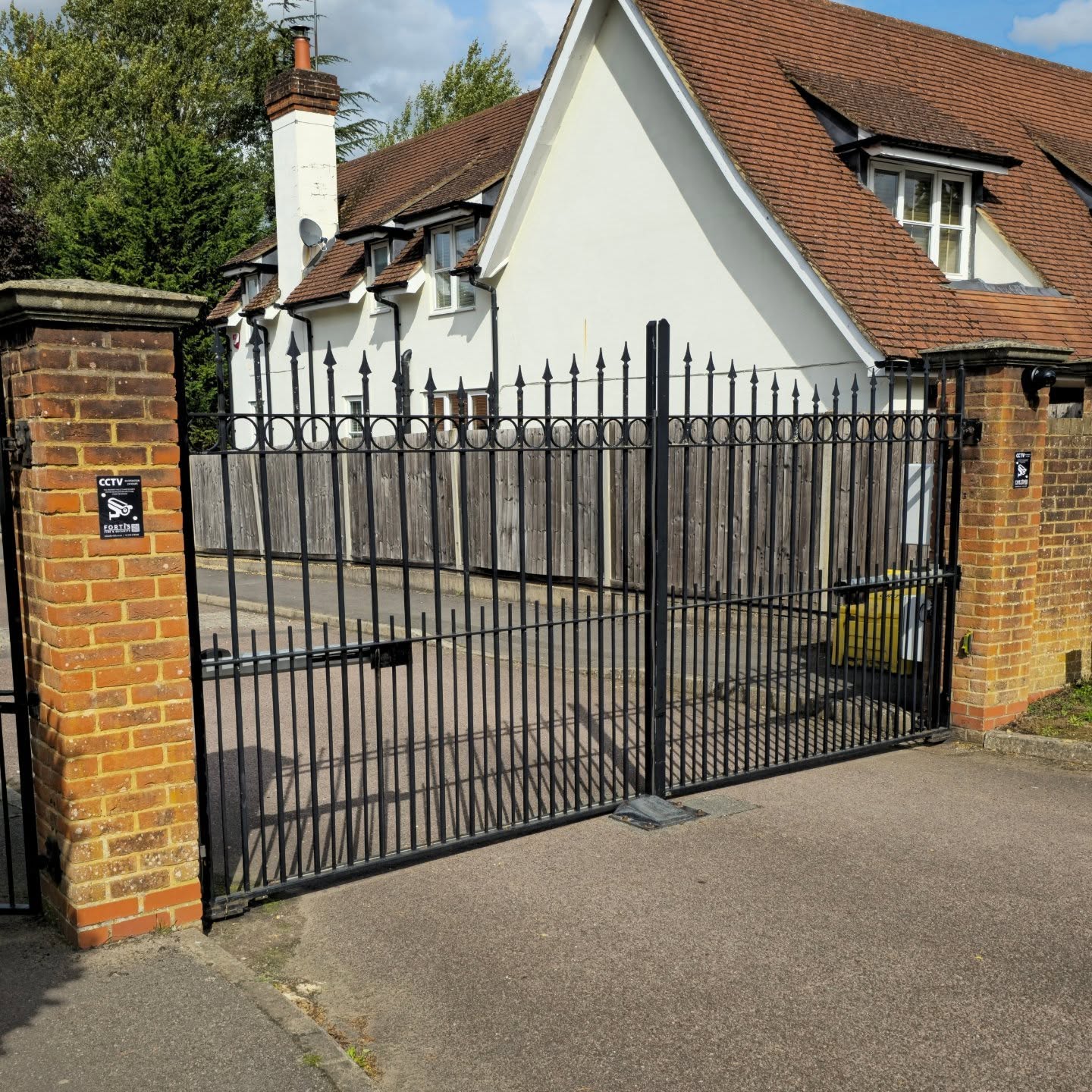 🔒 Another CCTV installation complete — this time on a private road within a gated community. That’s now the 6th private road we’ve secured this year ✅
It’s clear more and more gated communities are turning to CCTV as their first line of defence against unwanted visitors 🚫👀. With 24/7 monitoring, residents gain peace of mind knowing their homes are protected around the clock 🌙📹
Whether it’s a single property or an entire community, we design systems to keep people, property, and peace of mind safe 🏡✨
📞 Contact us today to see how we can secure your neighbourhood.
#fortis #fortisfs #CCTV #Security #GatedCommunity #SafeAndSecure #HomeSecurity #CCTVInstallation #PeaceOfMind