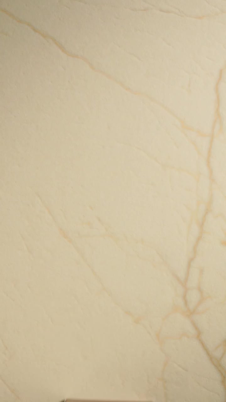 🌊 Cyprus Shell – The Merchant of Venice
Un viaggio olfattivo lungo le rotte della Muda di Siria, dove il mare incontra la bellezza.
Ispirato all’isola di Cipro e alla nascita mitica di Afrodite, questo profumo della Murano Collection è un’ode alla femminilità e all’eleganza mediterranea.
✨ Note salate e mandarino italiano si fondono con la dolcezza della pera.
🌹 Un cuore sontuoso di rosa, iris e incenso avvolge i sensi.
🌿 Il fondo caldo di muschio, patchouli e muschio di quercia lascia un’impronta indelebile.
💎 Racchiuso in un flacone che richiama le onde del mare e l’arte del vetro di Murano.
📍 Scoprilo ora su produmerialorenzi.it
#CyprusShell #TheMerchantOfVenice #ProfumeriaLorenzi #MuranoCollection #ProfumiDiNicchia #FragranceArt #ReelProfumo #EleganzaMediterranea