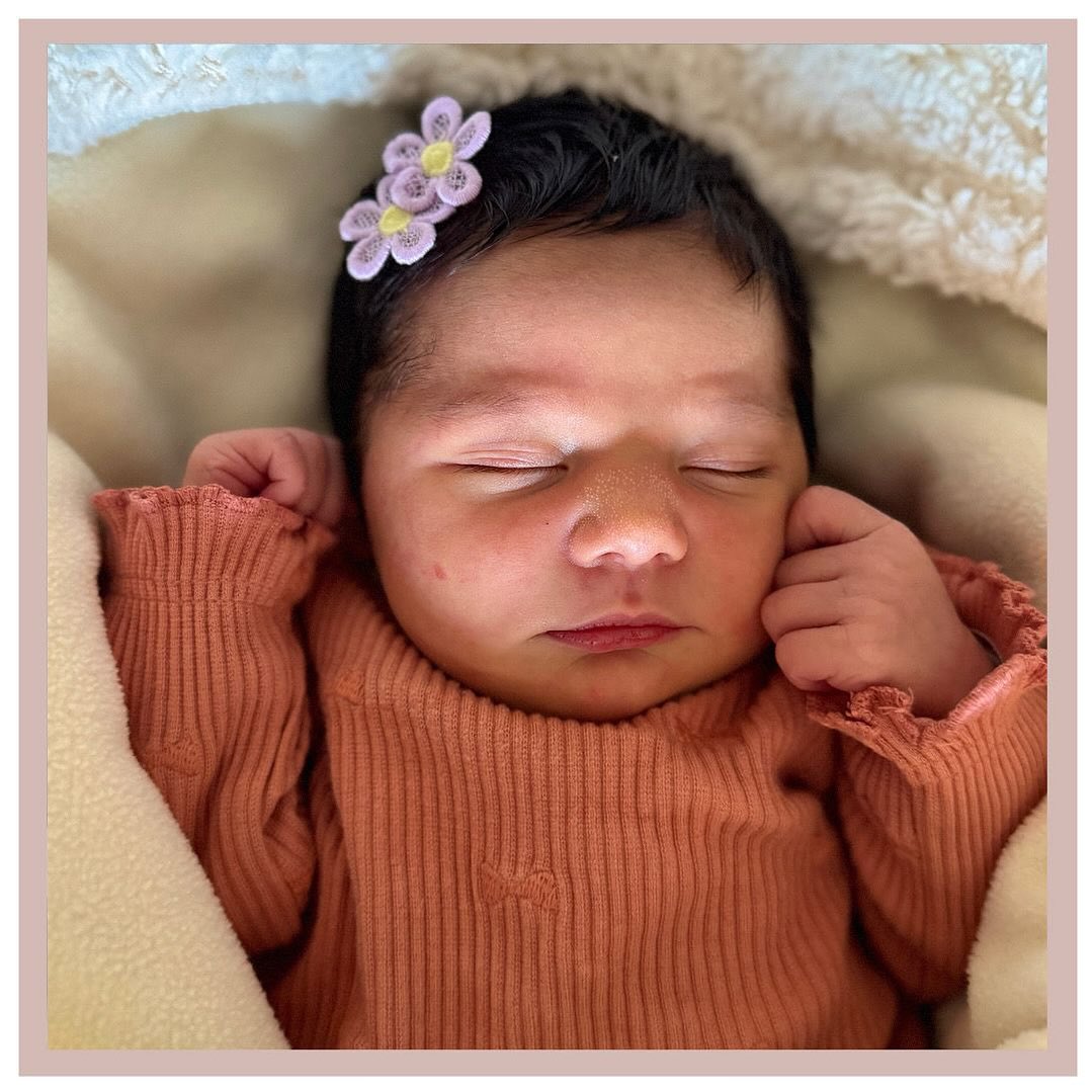 WELKOM VALÍA 🩷
Dit lieve kleine meisje werd geboren op 10-09-2025 om 20:29 uur. Ze woog 3800 gram bij 41+4 weken.
We kennen Nadine & Luciano al een tijdje. In 2023 werd namelijk hun zoontje Mattíz geboren onder begeleiding van Dominique! Hoewel Mattíz ook op zich liet wachten tot 41+2 weken, werd Nadine toch een beetje zenuwachtig toen ze de 41 weken weer passeerde. We deden daarom een aantal pogingen om te strippen, en de laatste poging had succes!
Kort na het strippen kreeg Nadine last van haar buik, en niet veel later zette dat al door in regelmatige weeen. Onze nieuwe collega Tessa ging bij hen langs. Nadine had al 5 centimeter ontsluiting!💪 Een uurtje later nam Joyce de dienst over van Tessa. Nadine was nog heel rustig en zuchtte de weeën heel goed weg. Ze wisselde van houding en gebruikte een TENS-apparaat. Luciano hield haar hand vast en mocht absoluut niet van haar zijde wijken.😉 Al snel kreeg ze persdrang. Ze draaide op haar zij, waardoor de persdrang nog sterker werd en de vliezen braken.💦 Een paar minuten later konden we starten met persen en na 7 minuten persen werd een prachtig meisje thuis geboren! 🩷 Valía deed het direct goed en lag al snel heerlijk rustig bij haar moeder op de borst om zich heen te kijken. We hebben ons allemaal verwonderd over haar prachtige bos met donkere haren! 😍
Lieve Nadine, Luciano en Mattíz, van harte gefeliciteerd met jullie mooie dochter en lieve kleine zusje! Geniet van jullie mooie gezinnetje! Veel liefs, team LEV. 🤍
#verloskundigenlev #ouders #thuisbevallen #bevallen #broerenzus #zwangerschap #tens #kraamweek #ouderschap