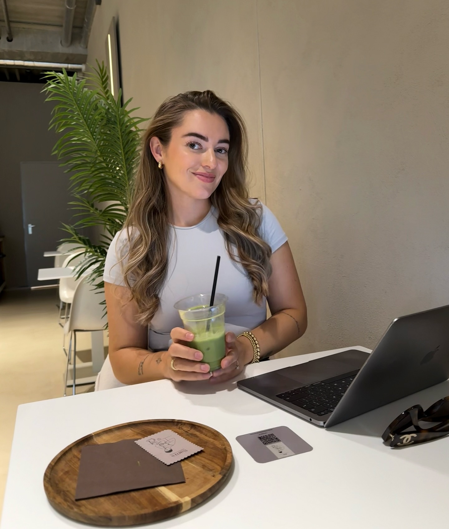 4 jaar Na Hana & inmiddels bijna 6 jaar ondernemerschap!
Wat begon met een leuke webshop, veranderde in een Social Media Management bedrijf wat nu is getransformeerd in een Social Media Coaching bedrijf.
Door mee te bewegen met de behoefte van zowel mijn klanten als mijzelf, heb ik mijn werk áltijd leuk gevonden. Als zelfstandig ondernemer heb je immers de vrijheid om jouw werk in te richten op een manier die voor jou werkt. Van full-time loondienst, naar full-time freelancer tot een combinatie van beide!
Of het altijd makkelijk is geweest? Nee, zeker niet. Ook ik heb te maken gehad met minder fijne klanten, moeilijke gesprekken en zorgen over de toekomst. Maar let’s be honest... Dat is allemaal onderdeel van het hebben van je eigen bedrijf. Daar tegenover staat dat je wel veel vrijheid hebt!
Twijfel je nog om te starten met een eigen online business? Het is altijd mogelijk om jouw leven in te richten op een manier die voor jou werkt.
Benieuwd naar de mogelijkheden binnen Digital Marketing? Je weet me te vinden! ✉️