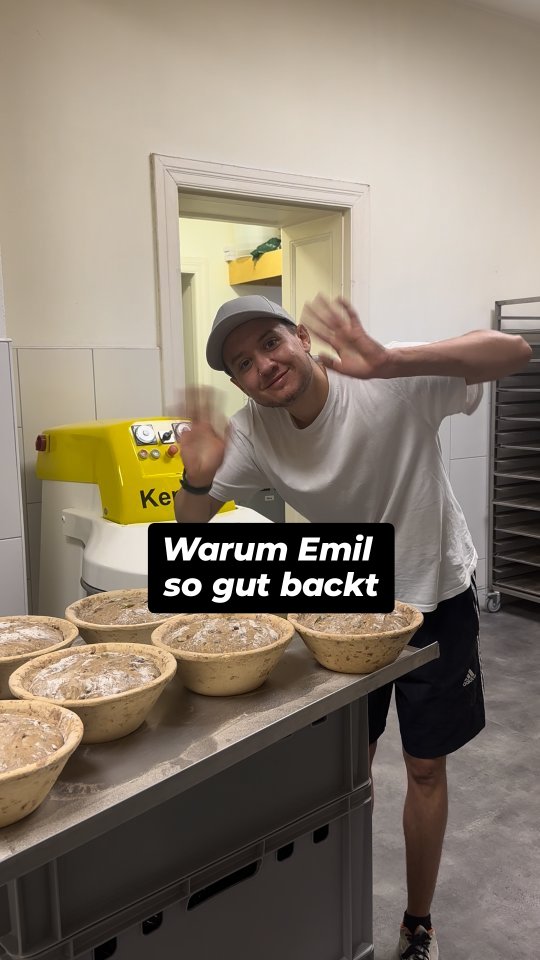 🙋🏼 Eine ganz kleine Bäckerei sind wir 🙃 EMIL, einer unserer drei Hauptbäcker, produziert nicht nur Teige, sondern backt sie auch. Das ist schwerer, als man denkt! Und wir sind SO FROH, dass wir Emil haben🤞🏻🤞🏻
#sauerteig
#sauerteigbrot
#sourdough
#berlinerbrot
#brotbacken
#brotbackenmachtglücklich
#berlinfood
#berlinfoodie
#berlinfoodguide